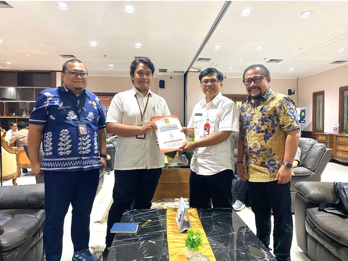MENYERAHKAN: Tenaga Ahli Bidang SDM dan Birokrasi Pemerintahan, Wahyuddin, menyerahkan usulan calon PPPK paruh waktu ke KemenPAN-RB, Senin (22/9).