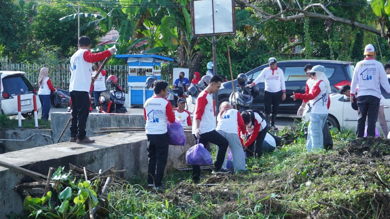 BERSIH-BERSIH: Gotong royong membersihkan Siring RK Ilir di seberang Balai Kota Banjarmasin.