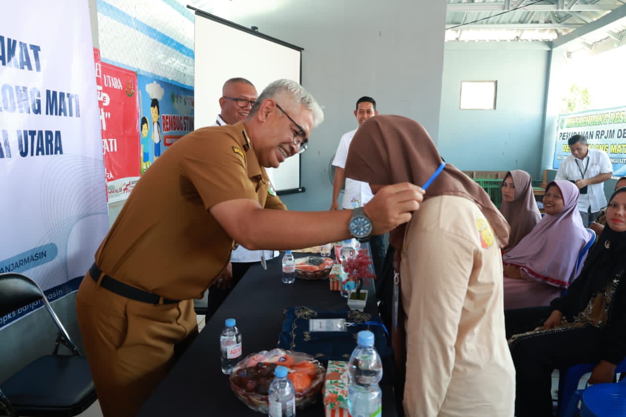 POTENSI:Wabup (HSU), Hero Setiawan membuka pelatihan pemberdayaan masyarakat bagi Pengrajin Bakul Nilon di Desa Telaga Bamban dan Desa Tabalong Mati, Kecamatan Amuntai Utara, Senin (22/9/2025).