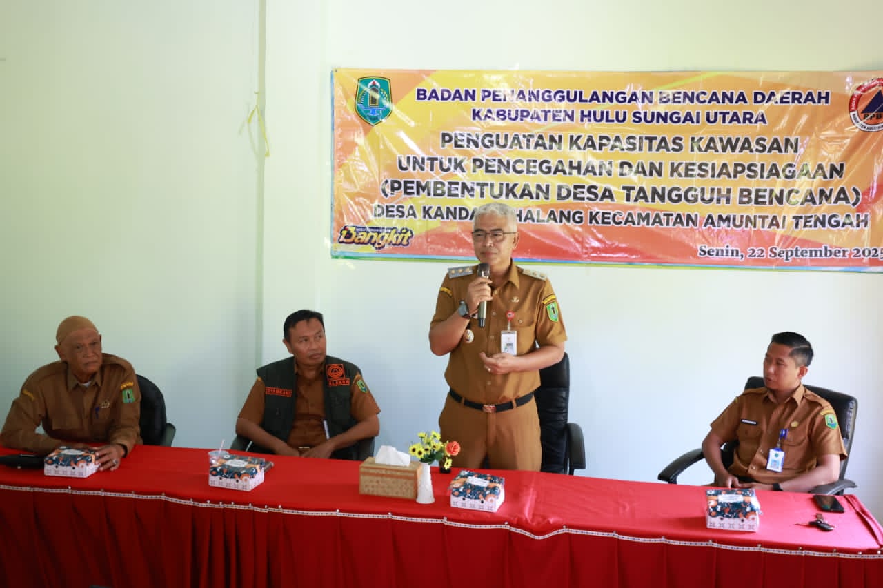 HADIR:Wabup HSU, Hero Setiawan membuka kegiatan Penguatan Kapasitas Kawasan untuk Pencegahan dan Kesiapsiagaan dalam Pembentukan Desa Tangguh Bencana, di Desa Kandang Halang, Senin (22/9/2025).