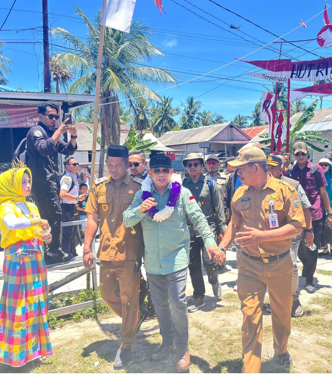 BERSEMANGAT: Didampingi, Kadishub, Kadiskominfo dan Kadis Perikanan, Bupati Kotabaru, H Rusli langsung disambut masyarakat Pulau Kerayaan, Senin (22/9/2025).