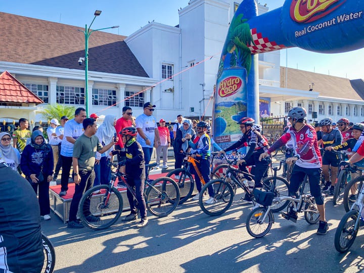 START: Wali Kota Banjarbaru, Lisa Halaby melepas gowes bareng di depan kantor Balai Kota Banjarbaru.