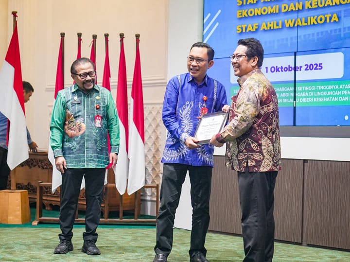 SERAHKAN: PJ Sekda Banjarbaru, Sirajoni saat menyerahkan piagam penghargaan dan cenderamata kepada ASN purna tugas.