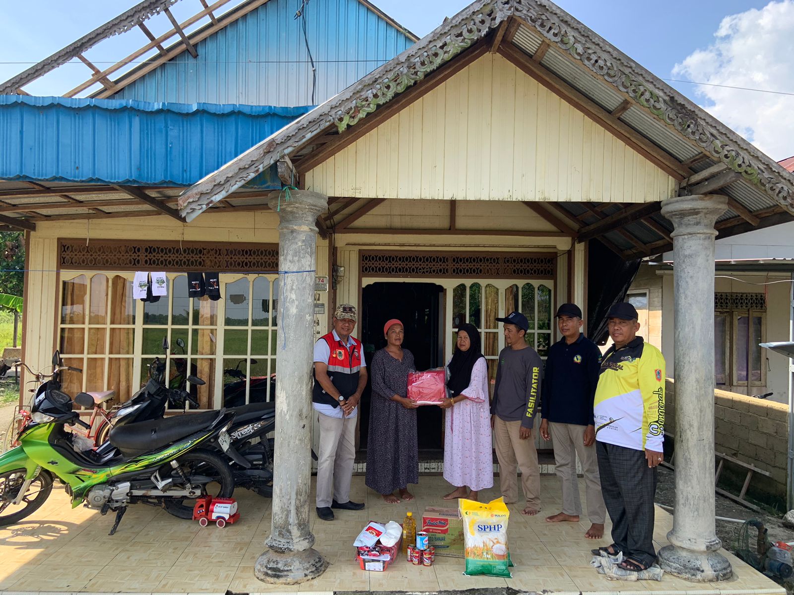 BANTUAN: Dinas Sosial dan BPBD Tapin langsung bergerak untuk menyerahkan bantuan kepada korban angin puting beliung.