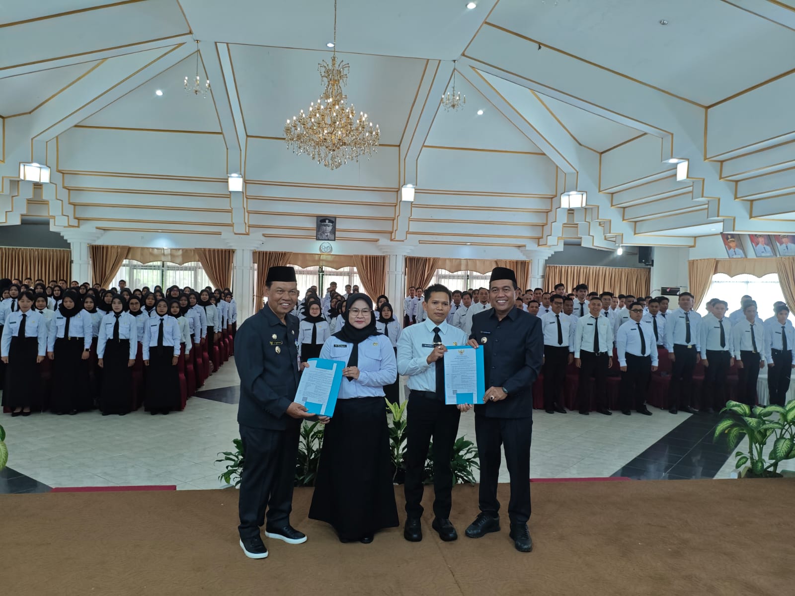 SERAHKAN : Bupati HSS Syafrudin Noor didampingi Wabup Suriani menyerahkan SK pengangkatan PPPK tahap kedua formasi tahun 2024.Salahudin/Radar Banjarmasin
