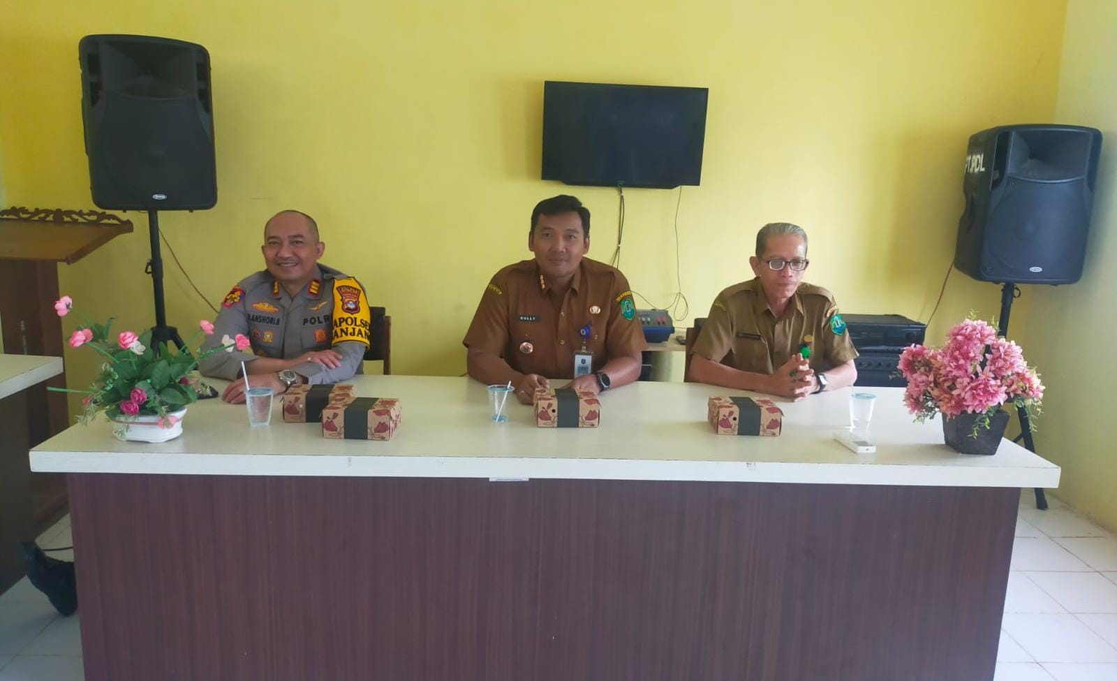 MOMEN:Kegiatan rapat koordinasi penanganan sampah di bantaran sungai yang diinisiasi oleh Disperkim LH Kabupaten Hulu Sungai Utara (HSU) di Kecamatan Banjang, Selasa (23/9/2025).