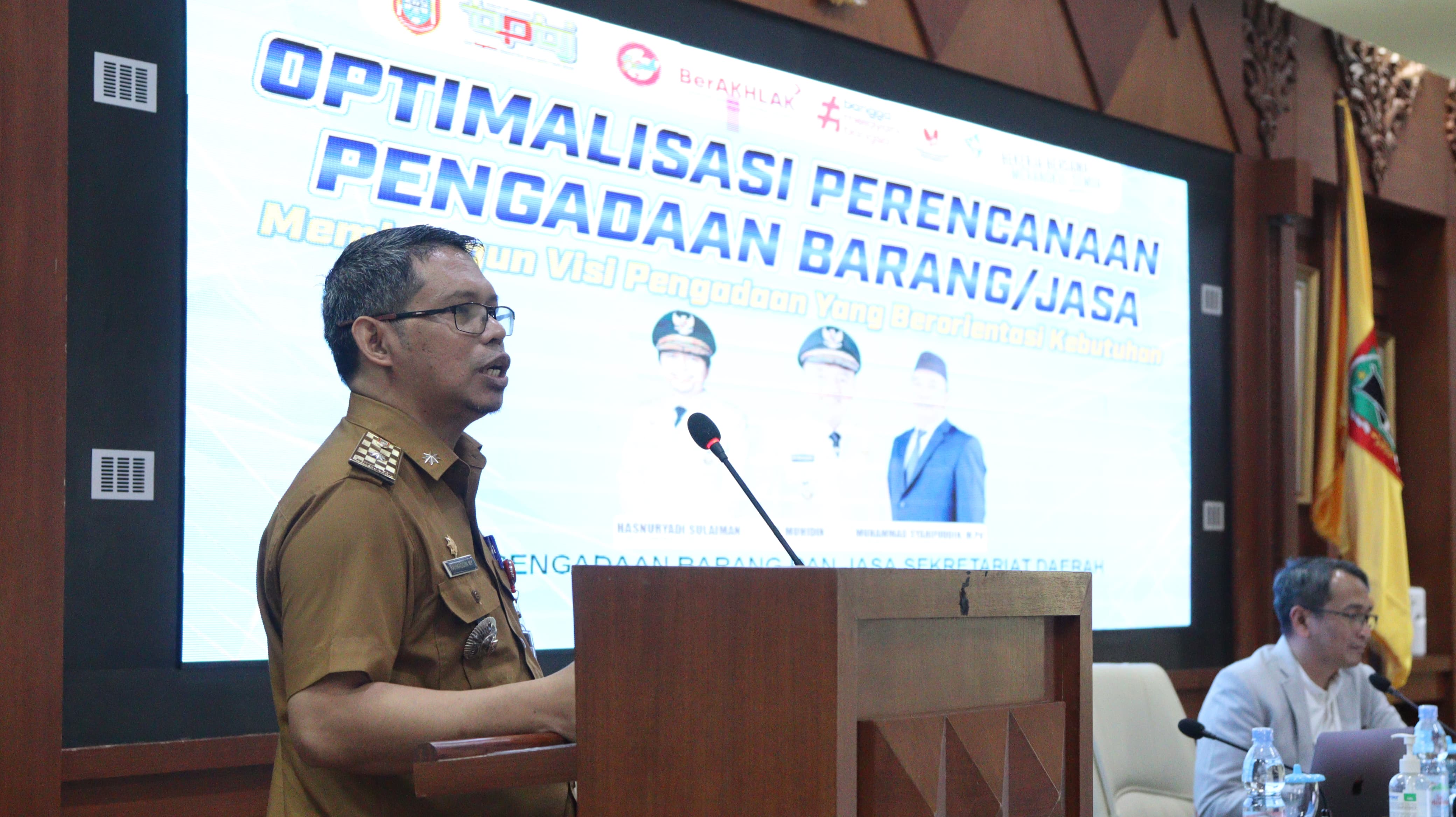 SAMBUTAN: Kepala Biro PBJ Kalsel, Rahmaddin MY menyampaikan sambutan dalam acara OptimalisasI Perencanaan Pengadaan Barang dan Jasa di Aula Aberani Sulaiman Pemprov Kalsel, Selasa (23/9/2025).