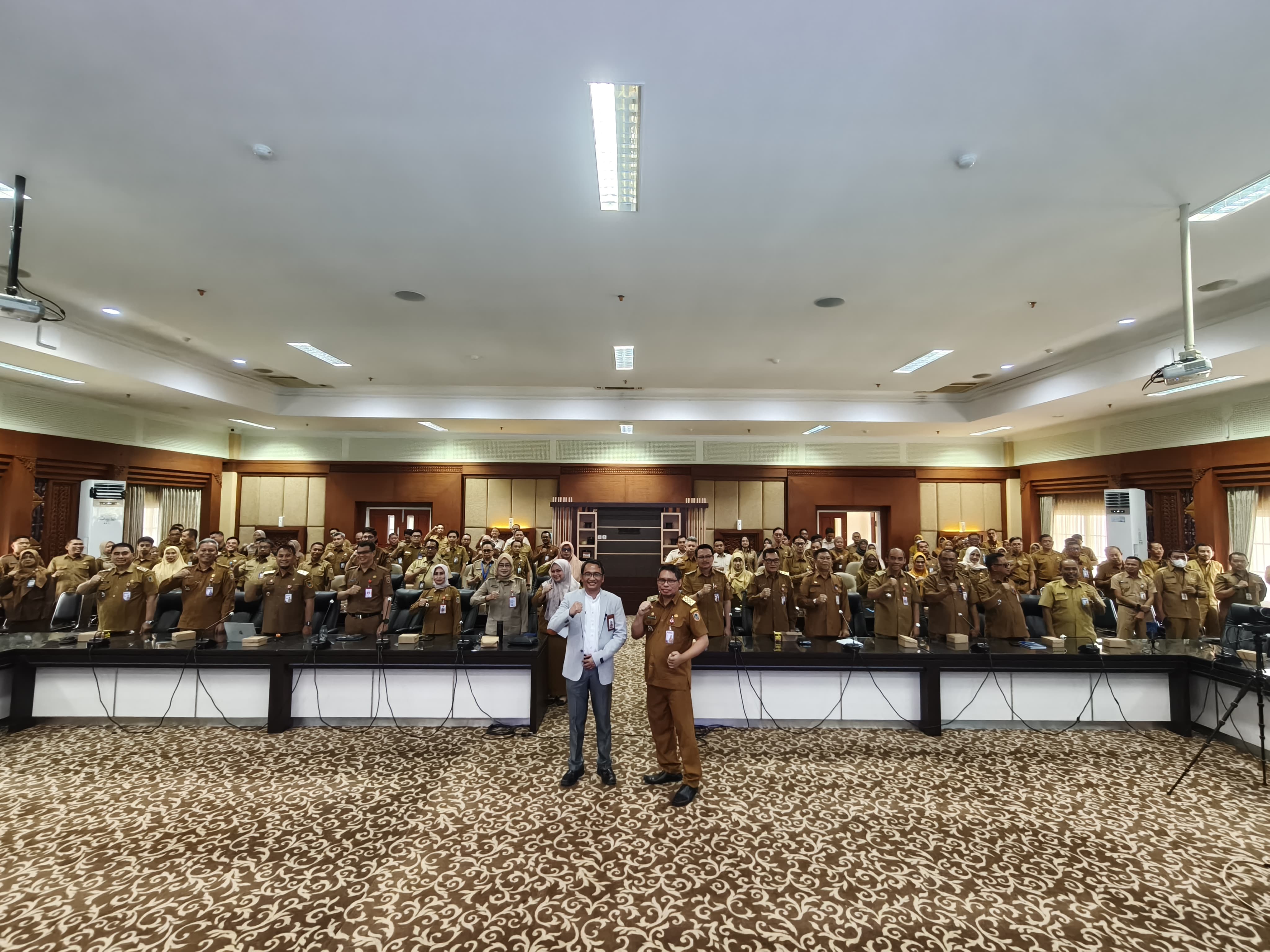 BUKA WAWASAN:Narasumber dan peserta kegiatan Optimalisasi Perencanaan Pengadaan Barang dan Jasa Pemprov Kalsel berfoto bersama.