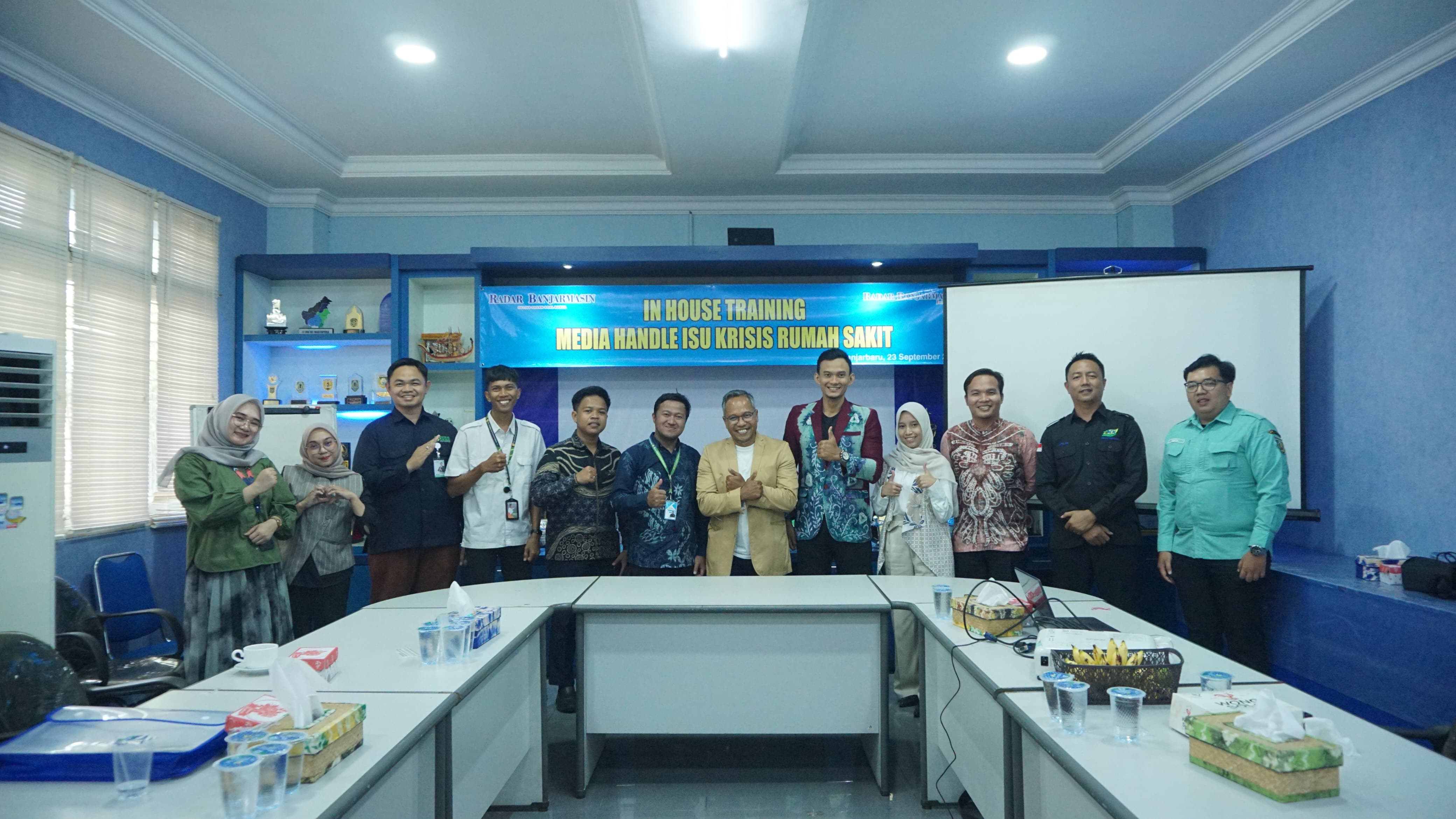 MOMEN:Para peserta pelatihan In House Training Handle Isu Krisis Rumah Sakit berfoto bersama di Meeting Room Kantor Pusat Radar Banjarmasin di Banjarbaru, Selasa (23/9/2025).