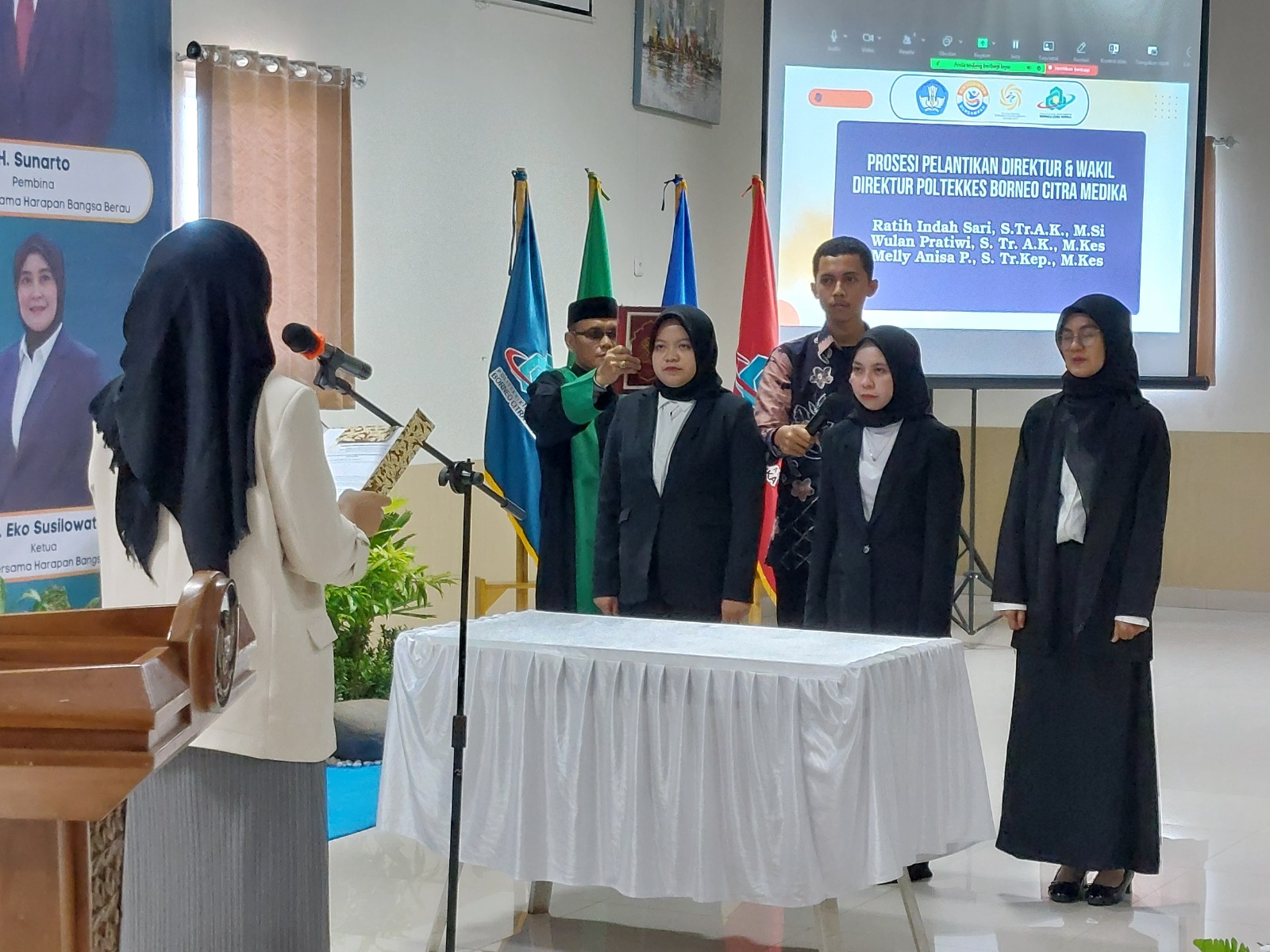 NAHKODA BARU:Ketua Yayasan Bersama Harapan Bangsa Berau, Hj Eko Susilowati saat melantik Direktur Poltekkes BCM periode 2025-2029 di Aula Rumah Sakit Borneo Citra Medika Pelaihari, Selasa (23/9/2025).