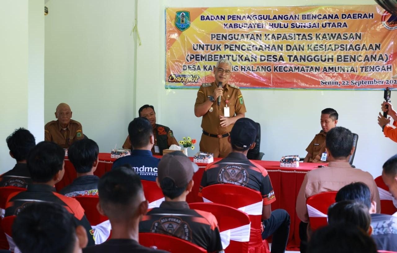 KESIAPSIAGAAN: Wabup Kabupaten HSU Hero Setiawan, saat membuka kegiatan penguatan kapasitas kawasan untuk pencegahan dan kesiapsiagaan dalam pembentukan desa tangguh bencana, di Desa Kandang Halang