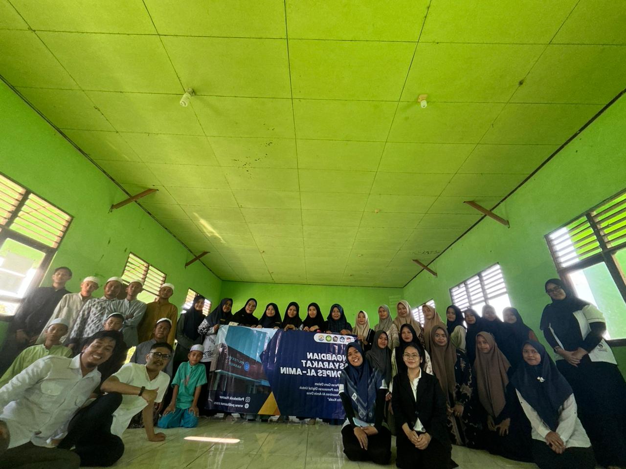 BERSAMA: Dosen dan Mahasiswa Politeknik Hasnur bersama peserta  di Pesantren Al-Amin Baidawi usai pelatihan literasi digital.