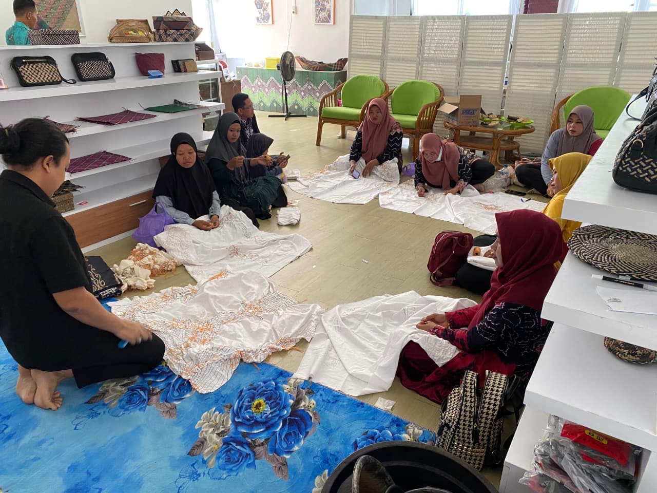 PELUANG USAHA:Diskoperindag Batola melatih sejumlah IRT agar bisa terampil membuat batik.