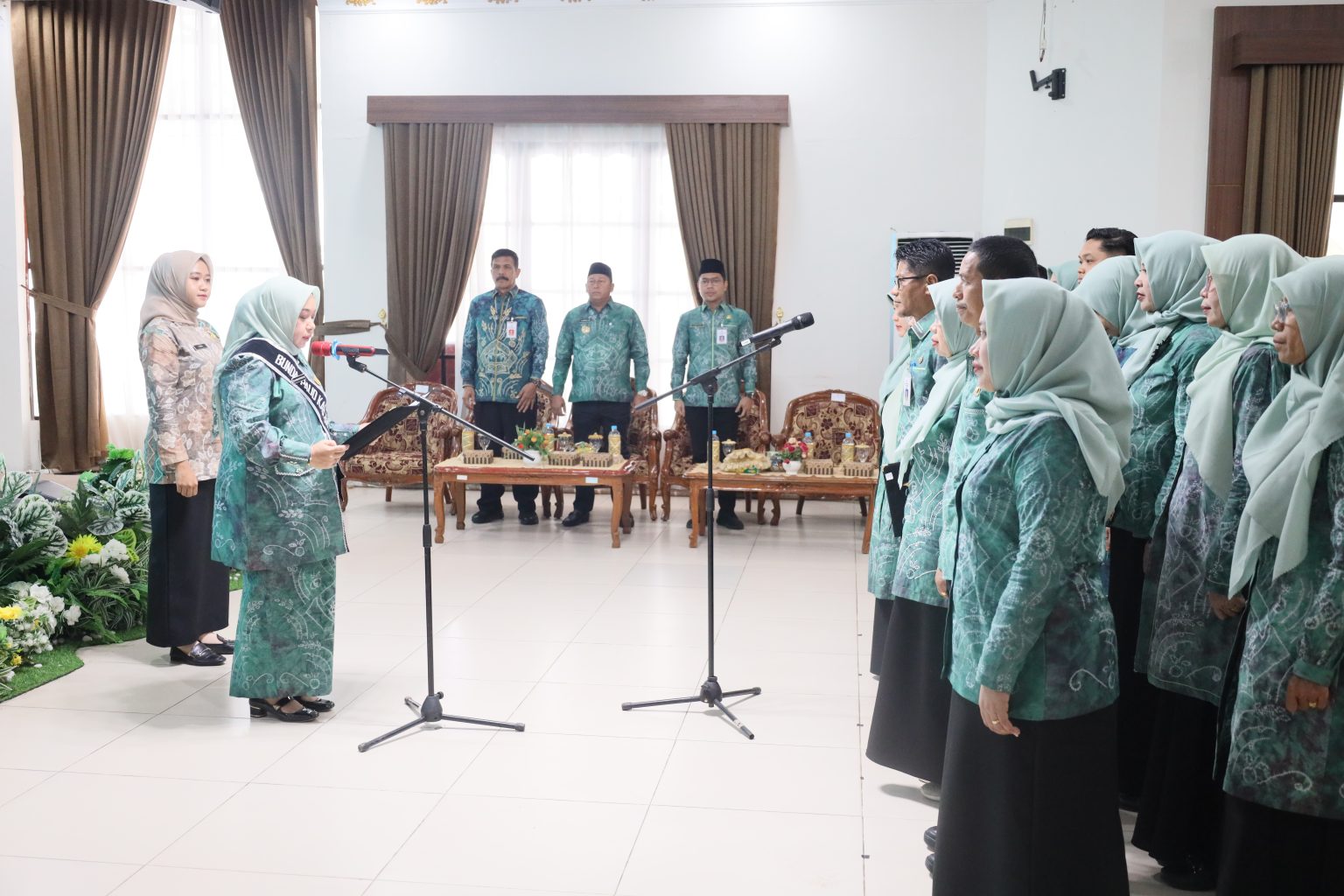 DILANTIK:Bunda PAUD Barito Kuala Hj. Noor Hayati Bahrul Ilmi, menggiring ucapan janji dan sumpah untuk pengurus pokja Bunda Paud Batola.