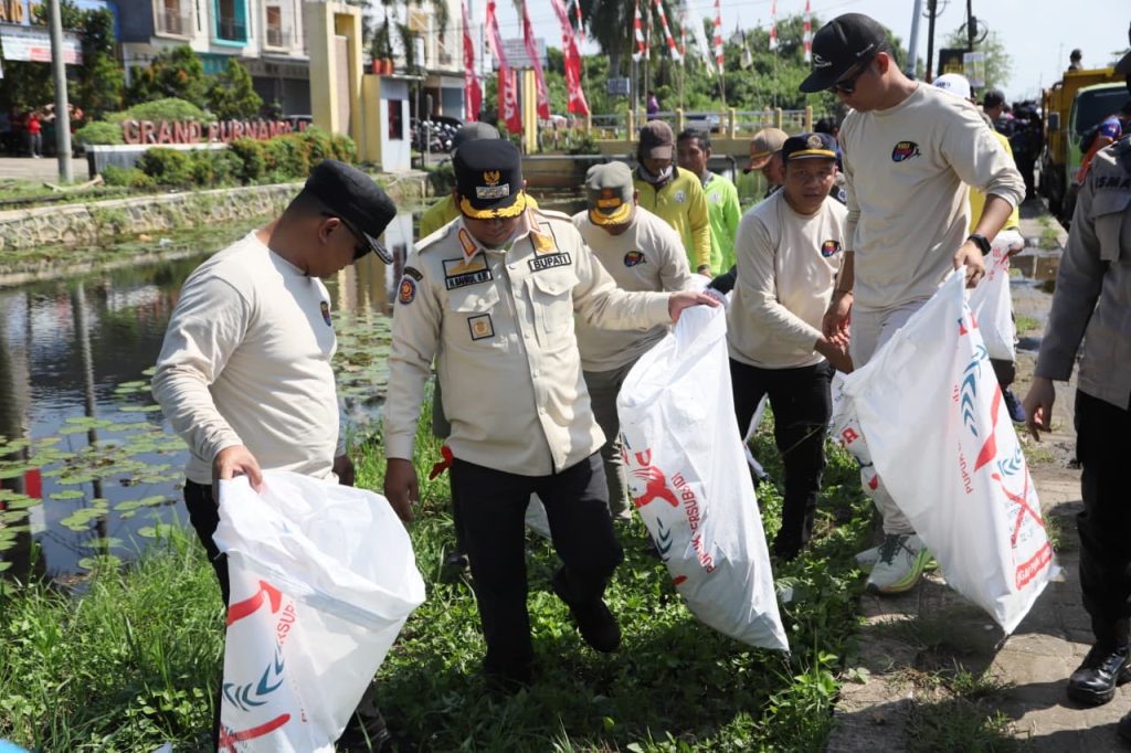AKSI NYATA:Bupati Batola H Bahrul Ilmi turun langsung mengikuti aksi bersih-bersih.