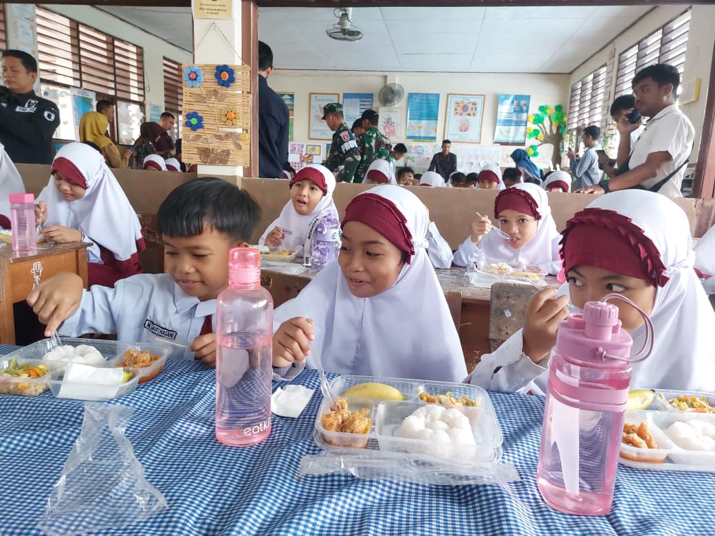 MAKAN GRATIS: Program MBG di HST telah menyasar belasan ribu siswa mulai TK sampai SMA sederajat.