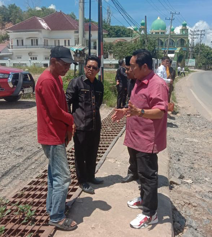 SIDAK: Komisi lll sedang menjelaskan ke staf pengembang yang ada di lapangan.