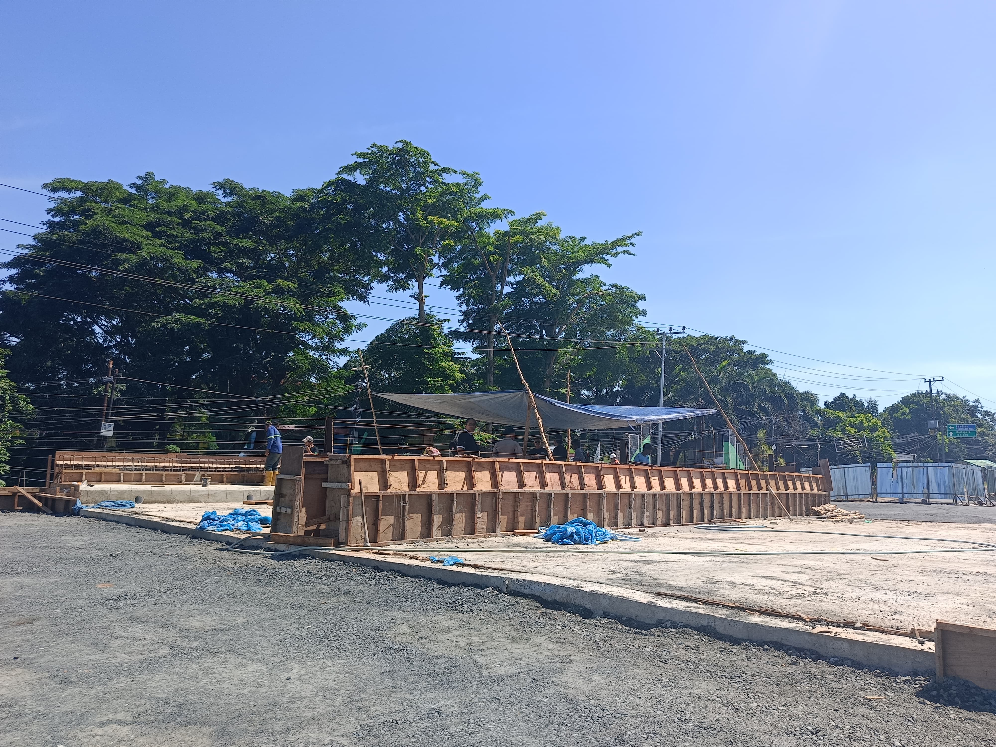 PROGRES: Pembangunan Jembatan Sungai Ulin di Jalan A Yani Km 31 dikebut, badan jalan tengah dilakukan pengerasan.