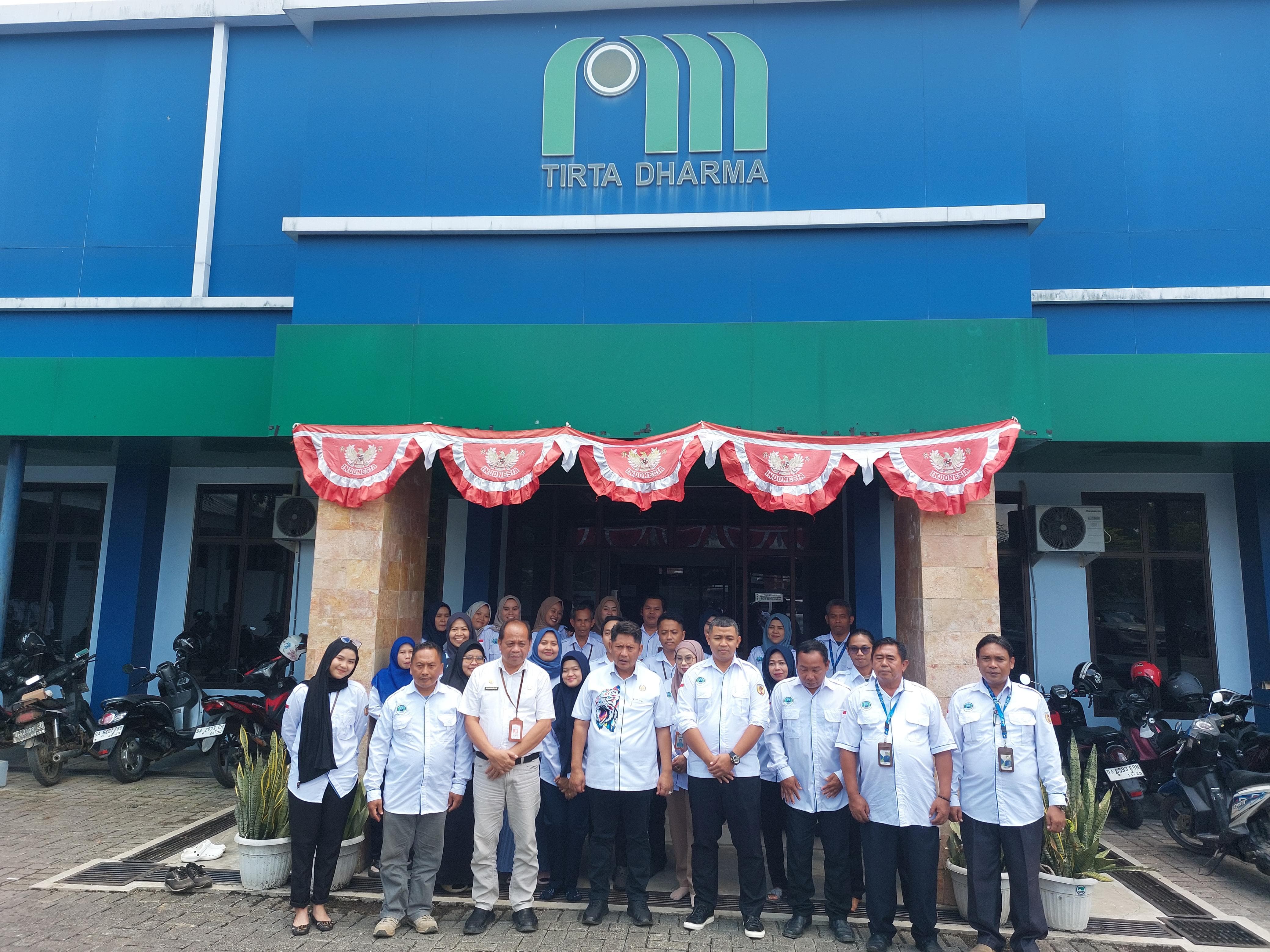 HADIR:Bupati HST, Samsul Rizal foto bersama pegawai dan manajemen PT AMML, Rabu (24/9/2025).