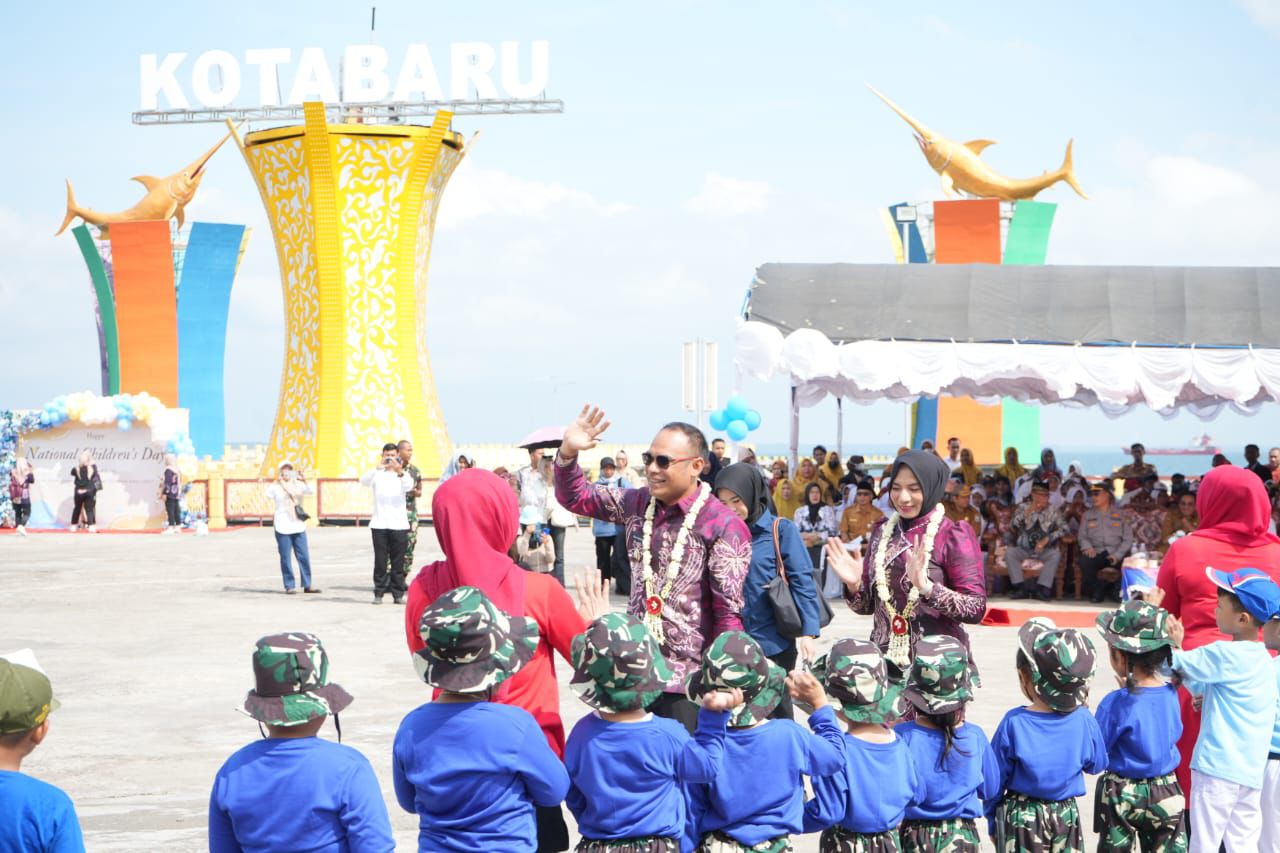 SENANG:Didampingi istri, Wabup Syairi Mukhlis menyapa anak anak di Hari Anak Nasional di Siring Laut Kotabaru.