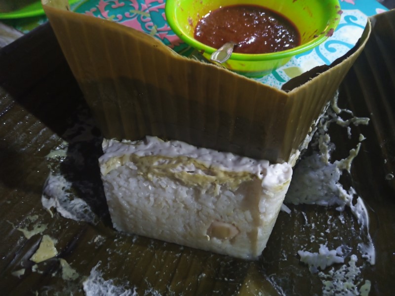 SIMBOL KEBERSAMAAN: Pundut nasi khas Banjar yang terbungkus rapi dengan daun pisang. Makanan sederhana ini masih lestari di tengah masyarakat.