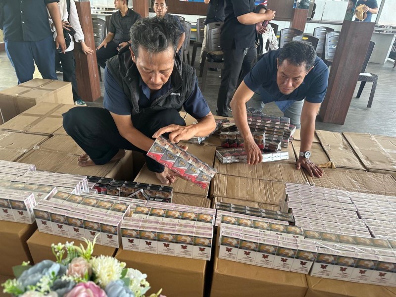 ROKOK ILEGAL:&nbsp; Ditpolairud Polda Kalsel berhasil membongkar sindikat rokok ilegal di bantaran Sungai Martapura.