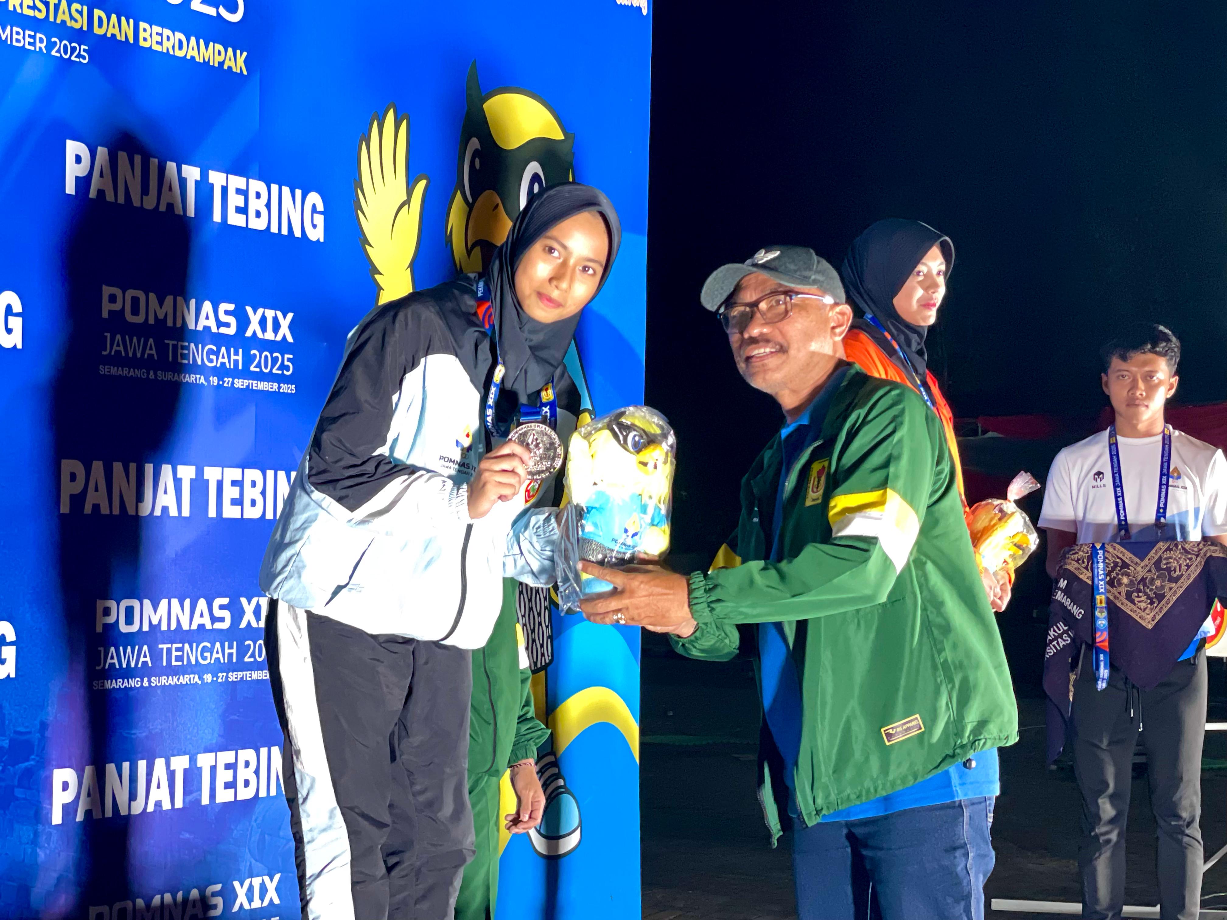 SUMBANG MEDALI: Pemanjat tebing putri Kalsel memperlihatkan medali perak yang diraih di ajang POMNAS XIX Semarang, Jawa Tengah.