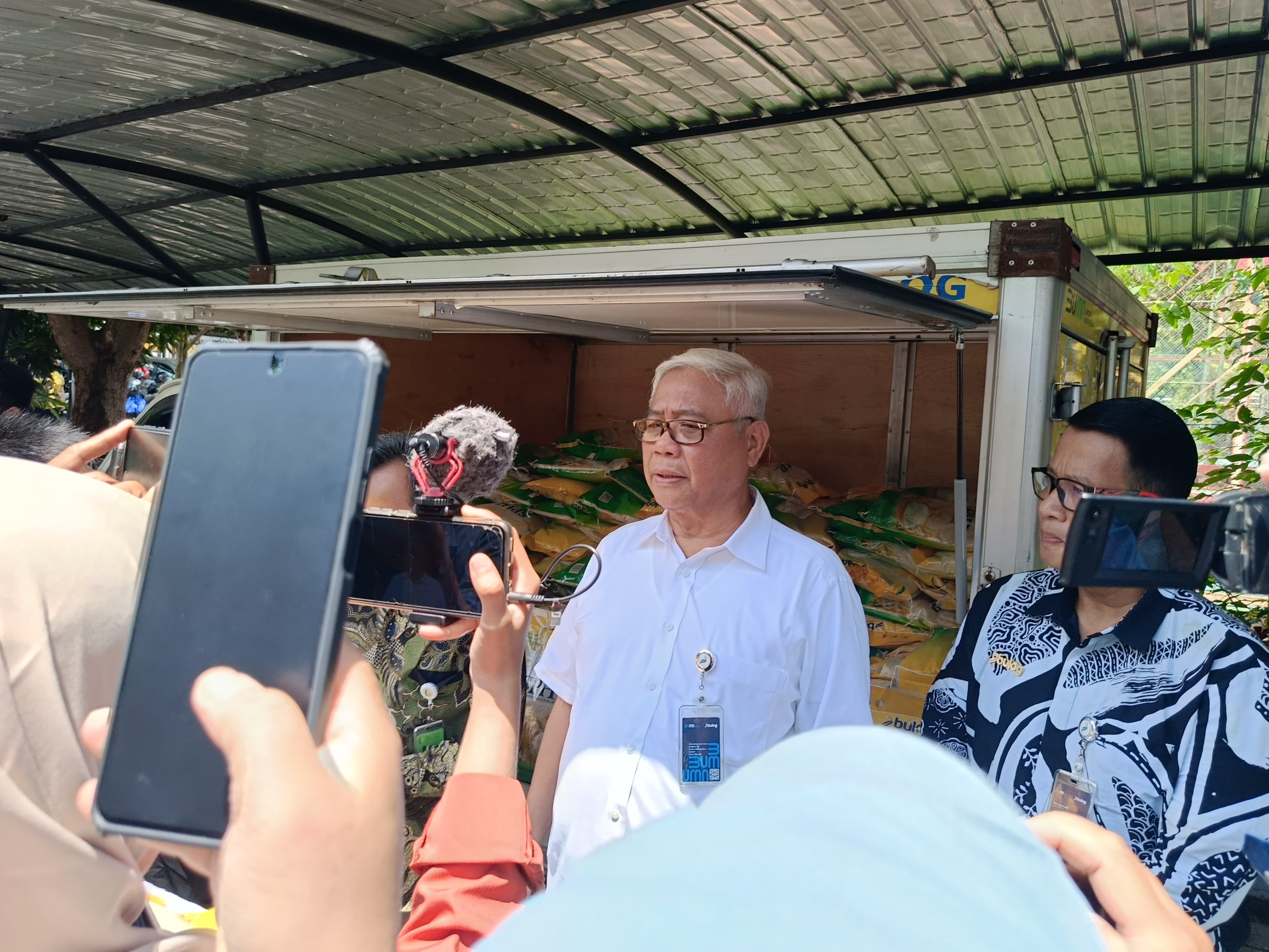 Direktur SDM dan Umum Perum Bulog, Sudarsono Hardjosoekarto saat berada di Banjarbaru.