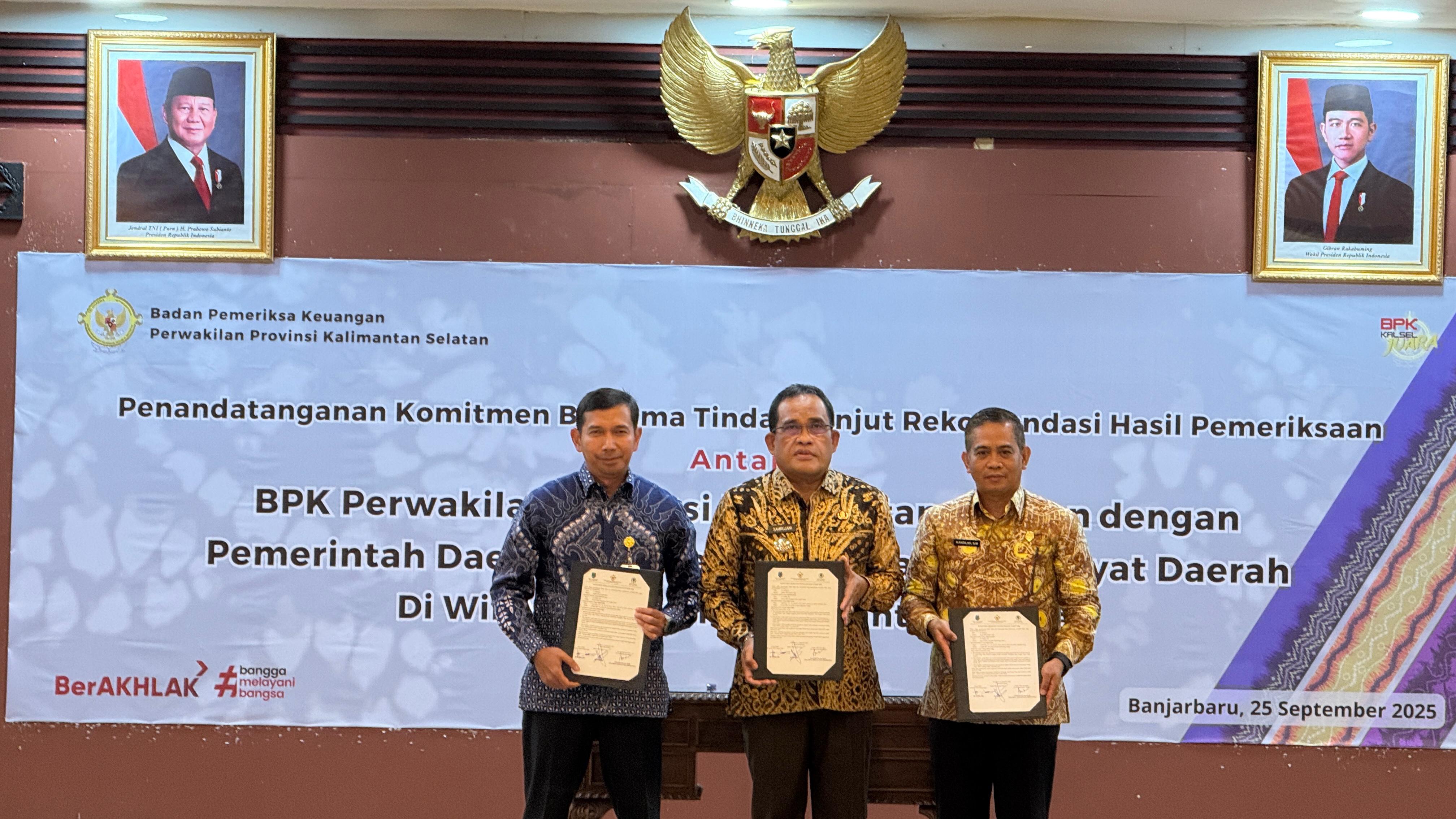 HADIR:Bupati HSU, H Sahrujani (tengah) dan Ketua DPRD HSU, H Fadilah (kanan) foto komitmen di Aula BPK Perwakilan Kalimantan Selatan, di Banjarbaru, Kamis (25/9/2025).