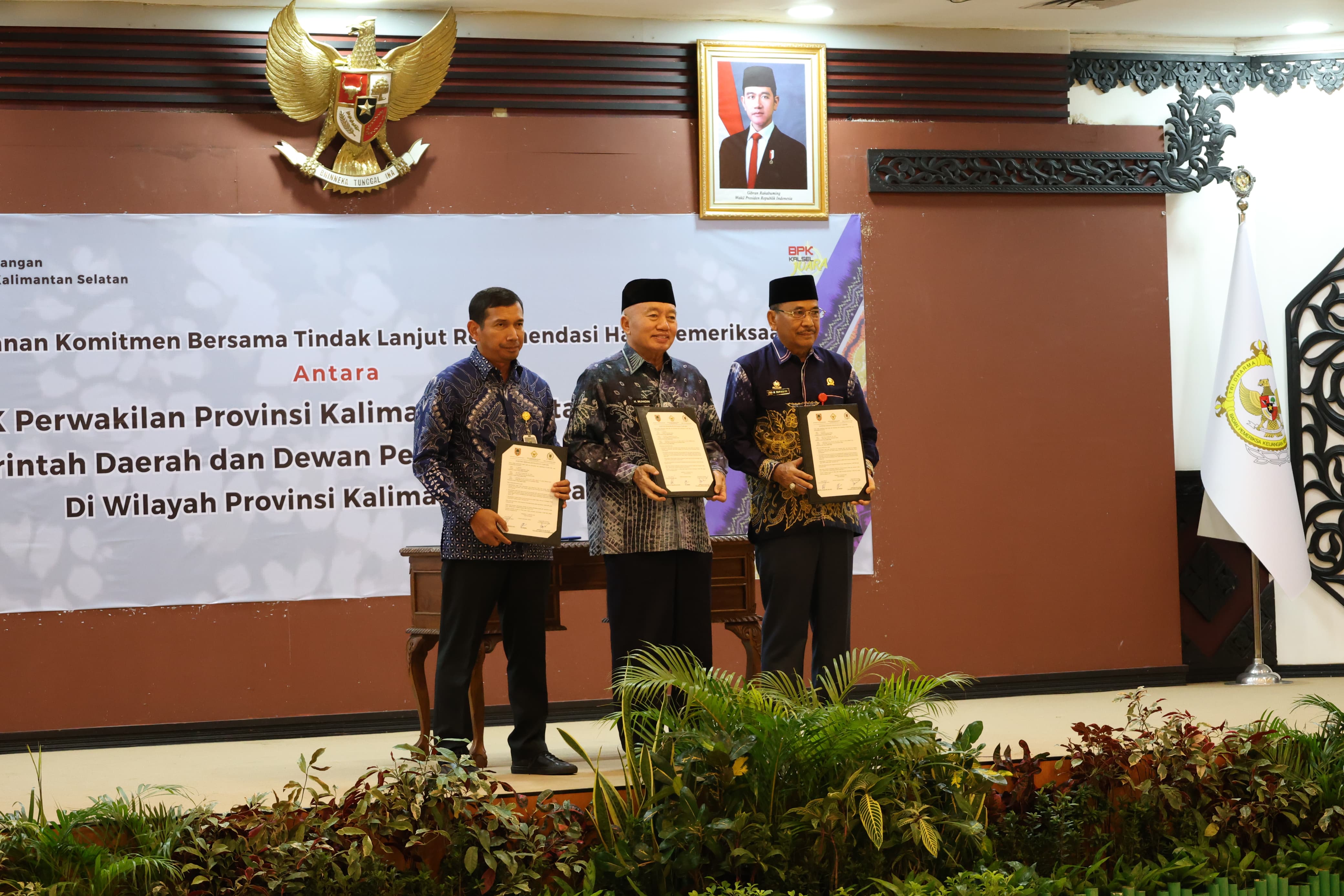 SEGERA DILENGKAPI:Gubernur Kalsel, H Muhidin menandatangani komitmen bersama tindak lanjut rekomendasi BPK RI Perwakilan Kalsel di Banjarbaru, Kamis (25/9/2025).