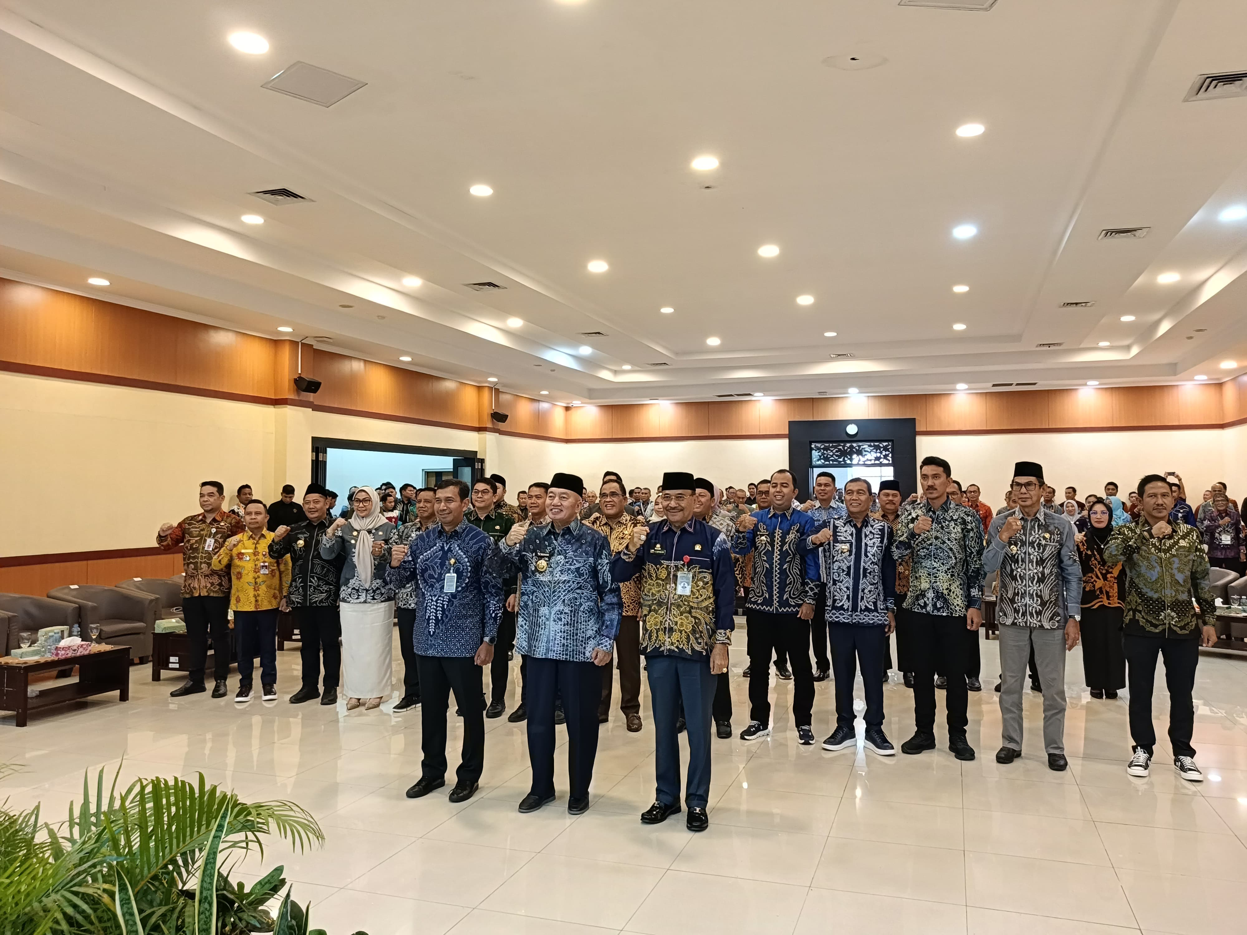 SINERGI:Foto bersama usai kegiatan percepatan tindak lanjut rekomendasi hasil pemeriksaan (TLRHP) oleh Pemerintah Daerah melalui komitmen bersama antara Pimpinan DPRD dan Kepala Daerah se-Kalsel.