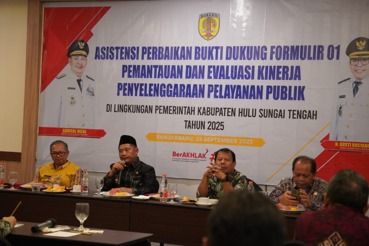 MEMBUKA KEGIATAN:Bupati Kabupaten HST, Samsul Rizal menyampaikan sambutan dalam Asistensi Perbaikan Evaluasi Pelayanan Publik.