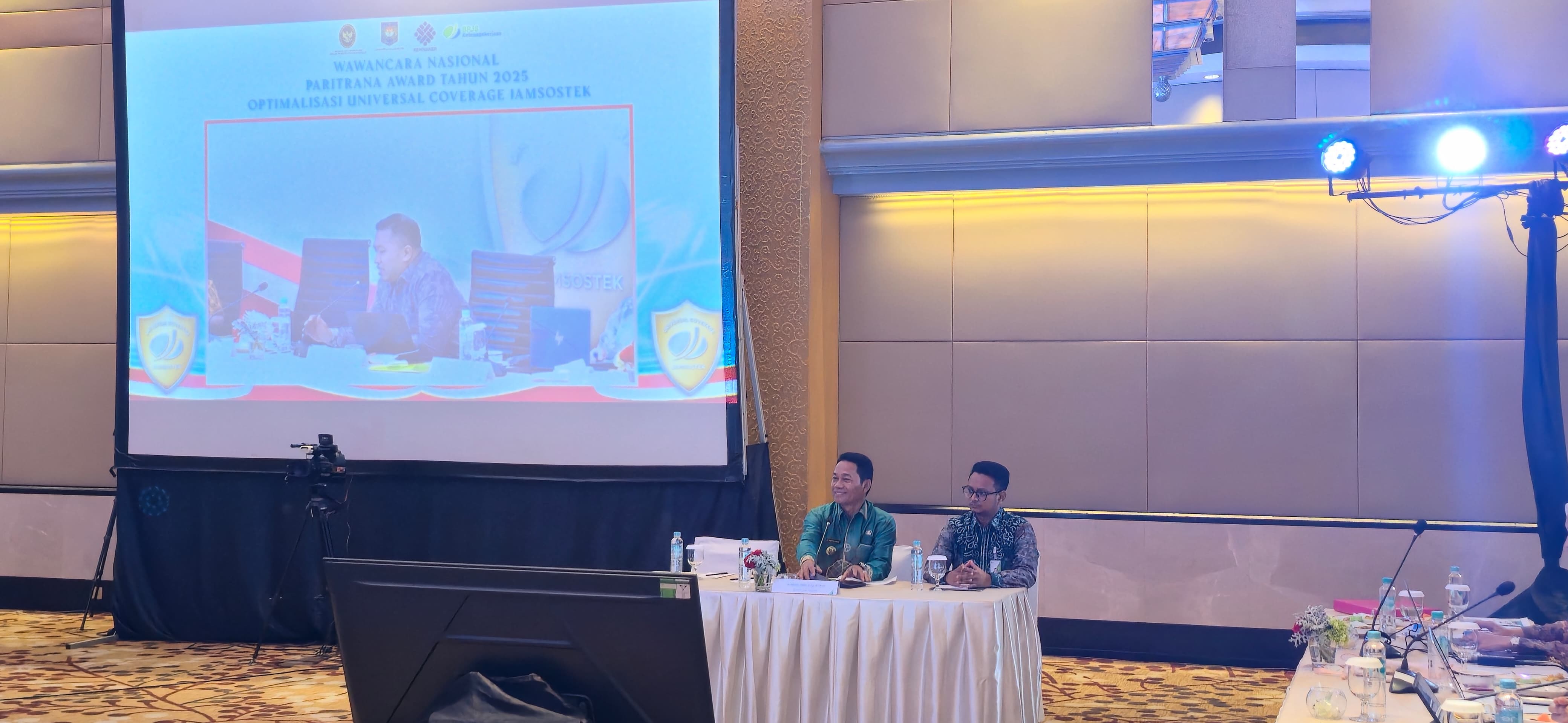PEMAPARAN: Bupati Balangan H Abdul Hadi saat memaparkan komitmen daerah dalam mewujudkan Universal Coverage Jamsostek di hadapan tim penilai nasional, Jakarta, Selasa (24/9).
