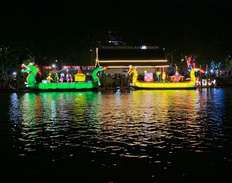 Festival Jukung Hias Tanglong 2025 di Sungai Martapura. Event ini puncak perayaan Harjad ke-499 Kota Banjarmasin.