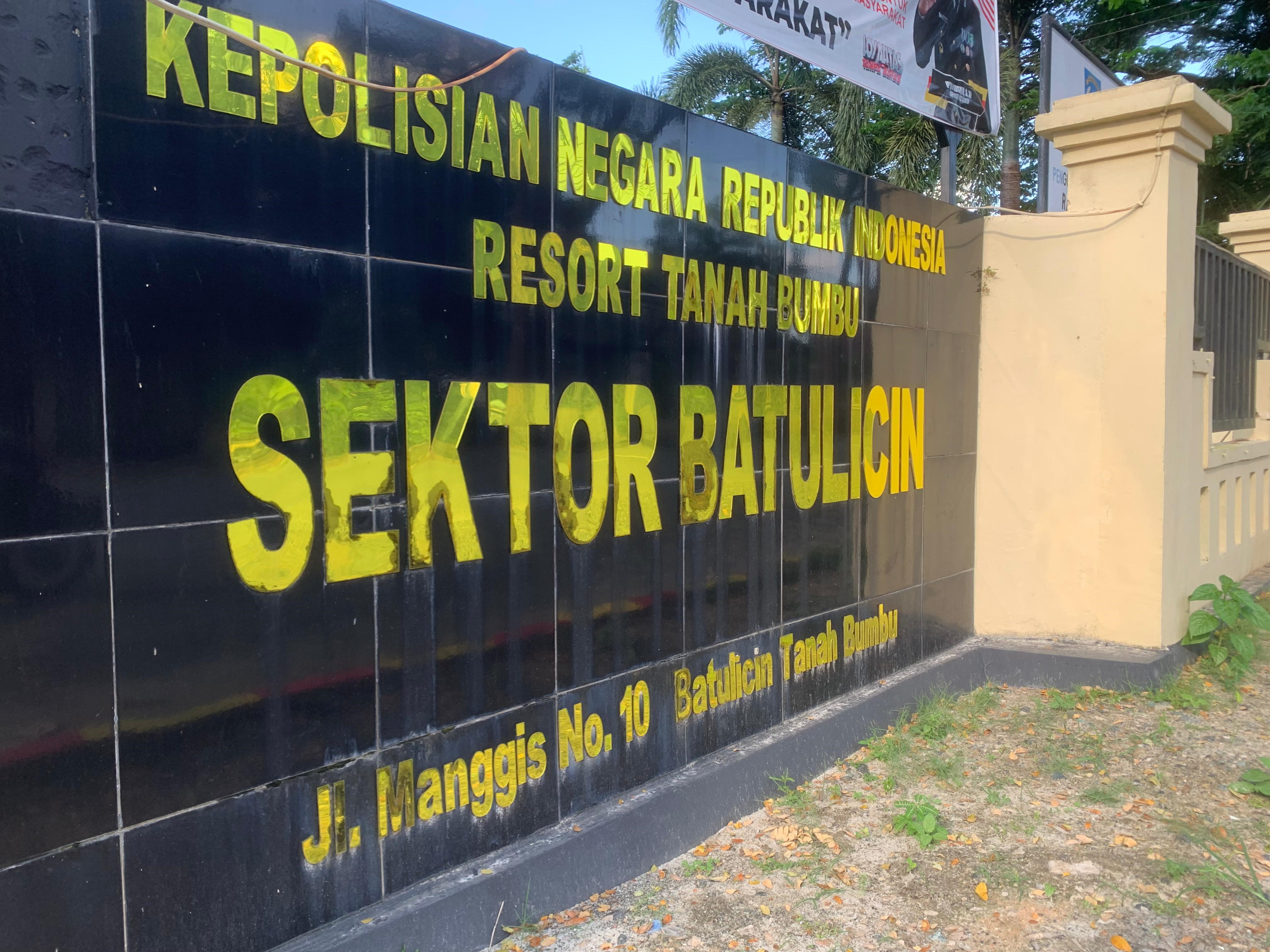 TAMPAK DEPAN: Kantor Polsek Batulicin, tempat penanganan kasus penganiayaan yang melibatkan ODGJ. (Foto: Zulqarnain/Radar Banjarmasin)