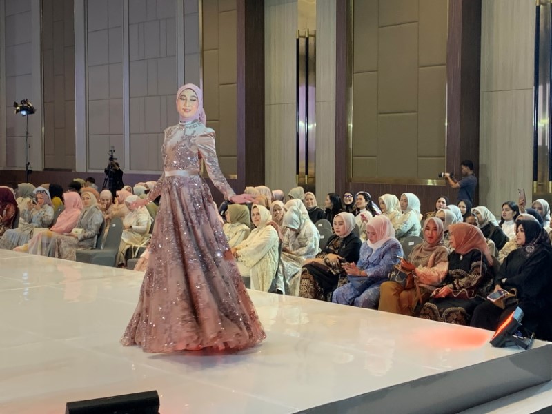 PERAGAAN BUSANA: Koleksi busana rancangan desainer nasional Ayu Dyah Andari memikat penonton peragaan busana di Hotel Fugo Banjarmasin, Kamis (25/9).