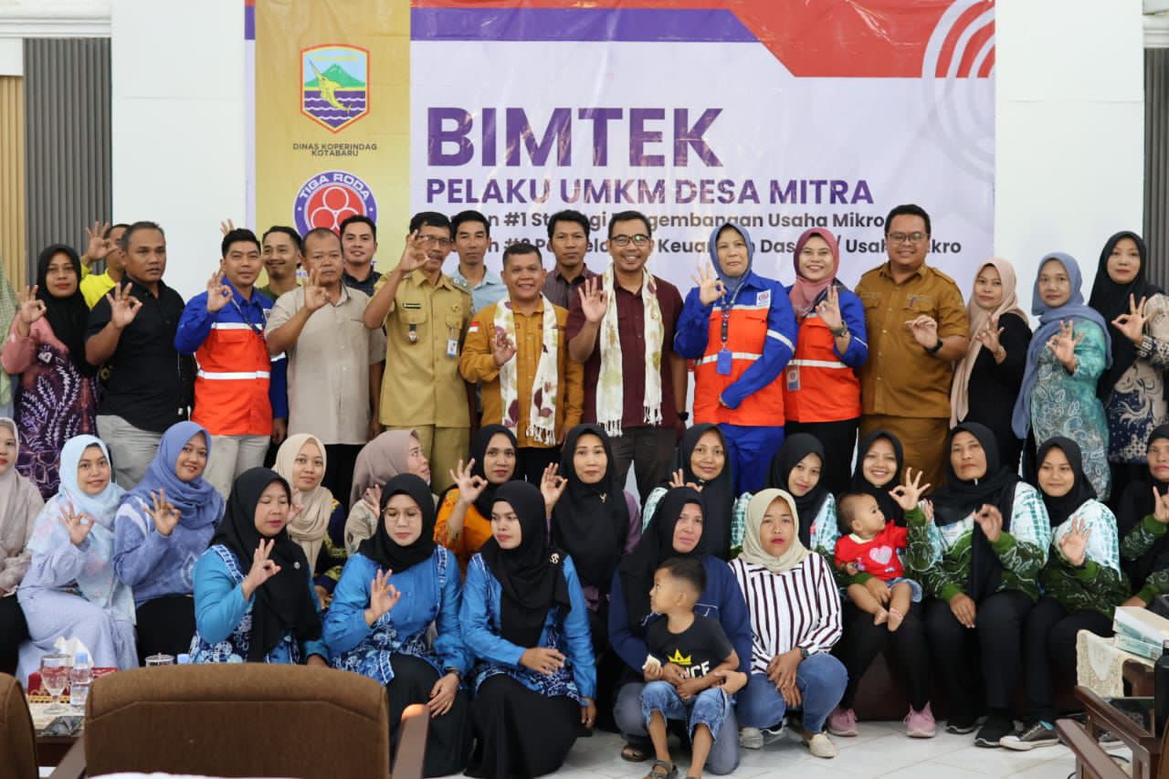 BERSINERGI: Foto bersama di Bimtek Pelaku UMKM di untuk 9 desa di Kotabaru.