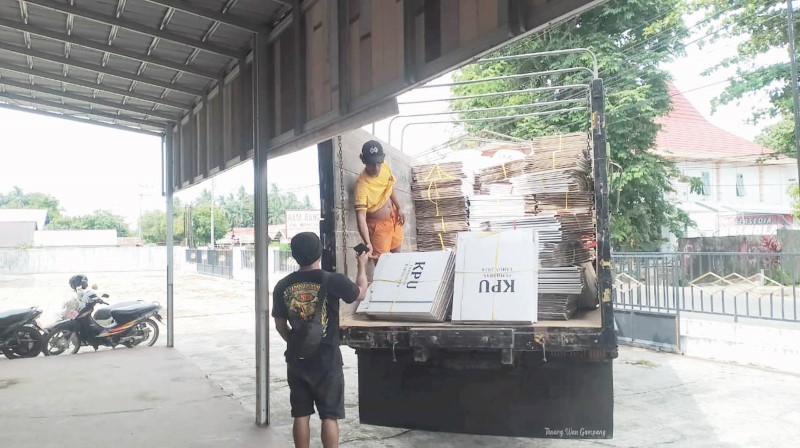 PENGANGKUTAN: Pemenang lelang mengangkut satu paket logistik Pilkada 2024 dari Gudang KPU Kabupaten HSS.