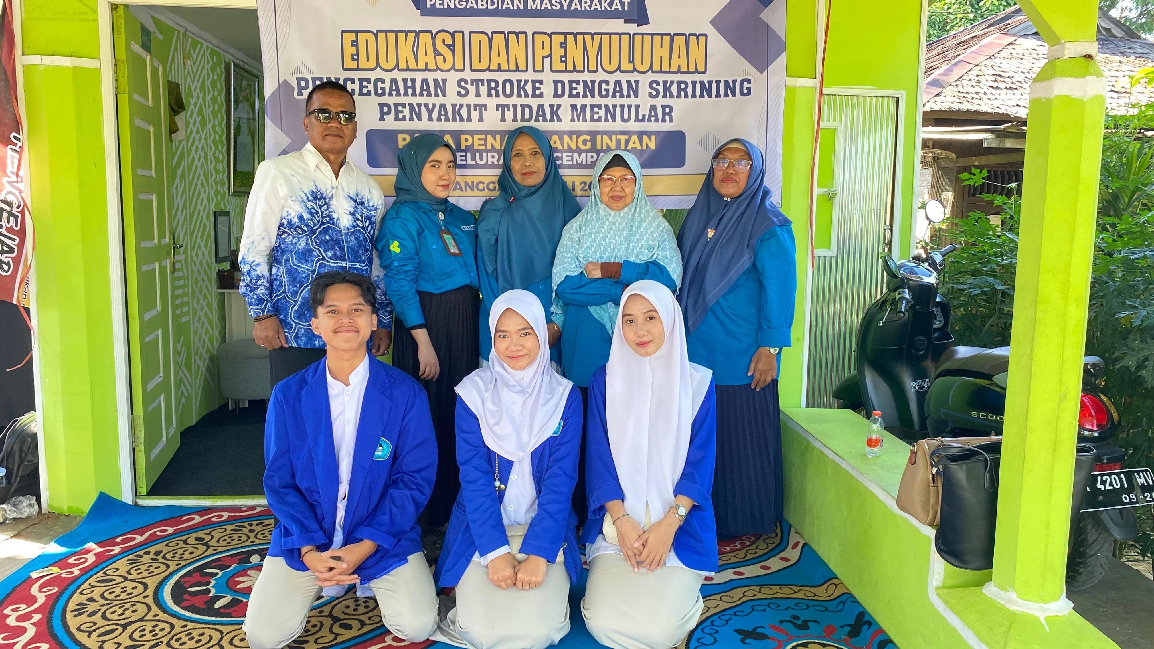 MOMEN: Tim pengabdian masyarakat Poltekkes Kemenkes Banjarmasin berfoto bersama peserta usai pemeriksaan PTM di Desa Pumpung, Cempaka.