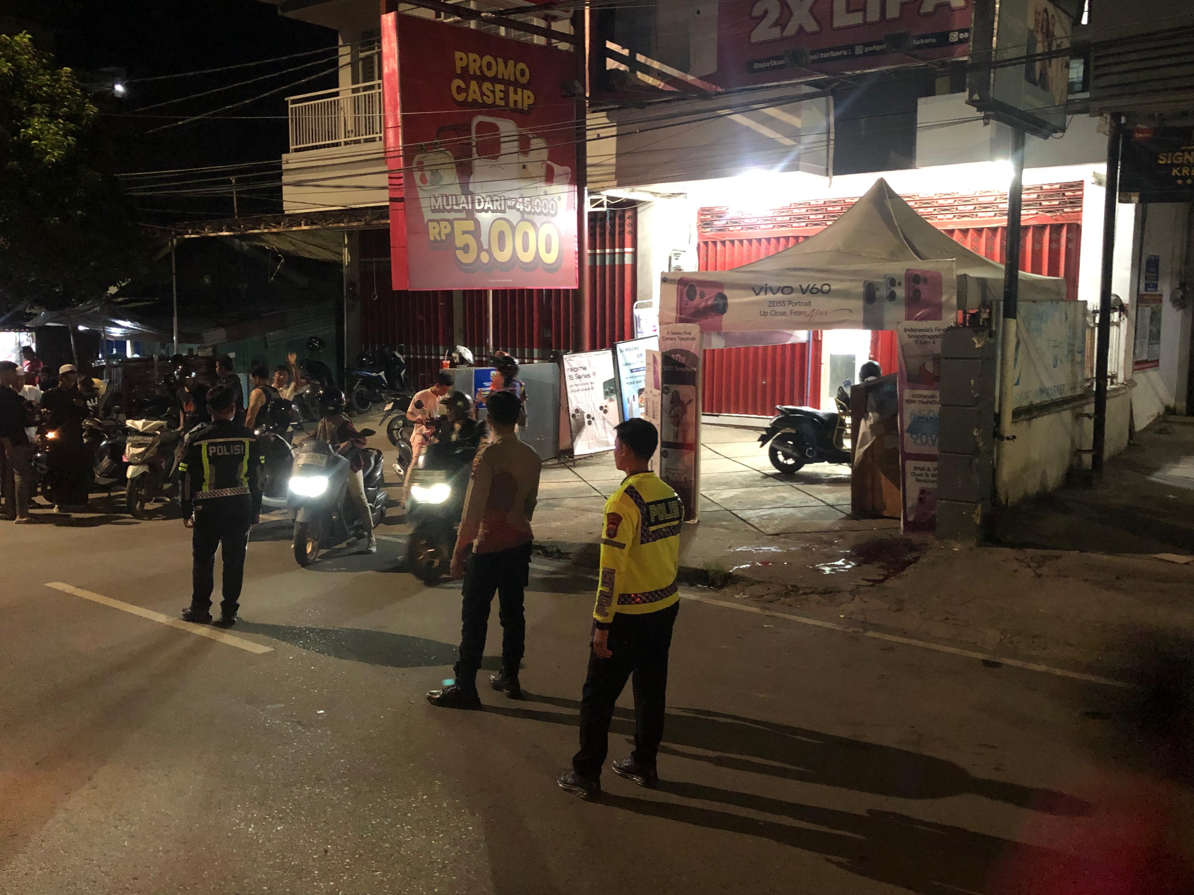 DISELIDIKI POLISI: Lokasi sopir taksi terjatuh dengan luka serius di leher berada di samping Gadgetmart Kotabaru.