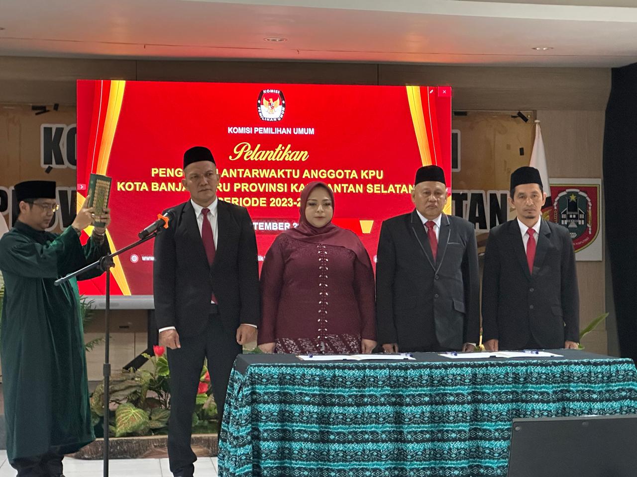 DILANTIK: Empat PAW Komisioner KPU Banjarbaru diambil sumpah saat pelantikan secara daring oleh KPU RI, Jumat (26/9).