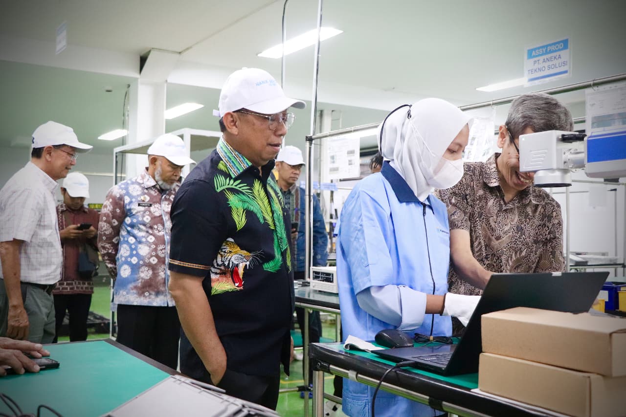TINJAU: Wakil Bupati Tapin H Juanda tinjau pabrik lampu LED di Bandung yang dipilih Pemkab Tapin untuk program penerangan jalan di Piani dan Lokpaikat.