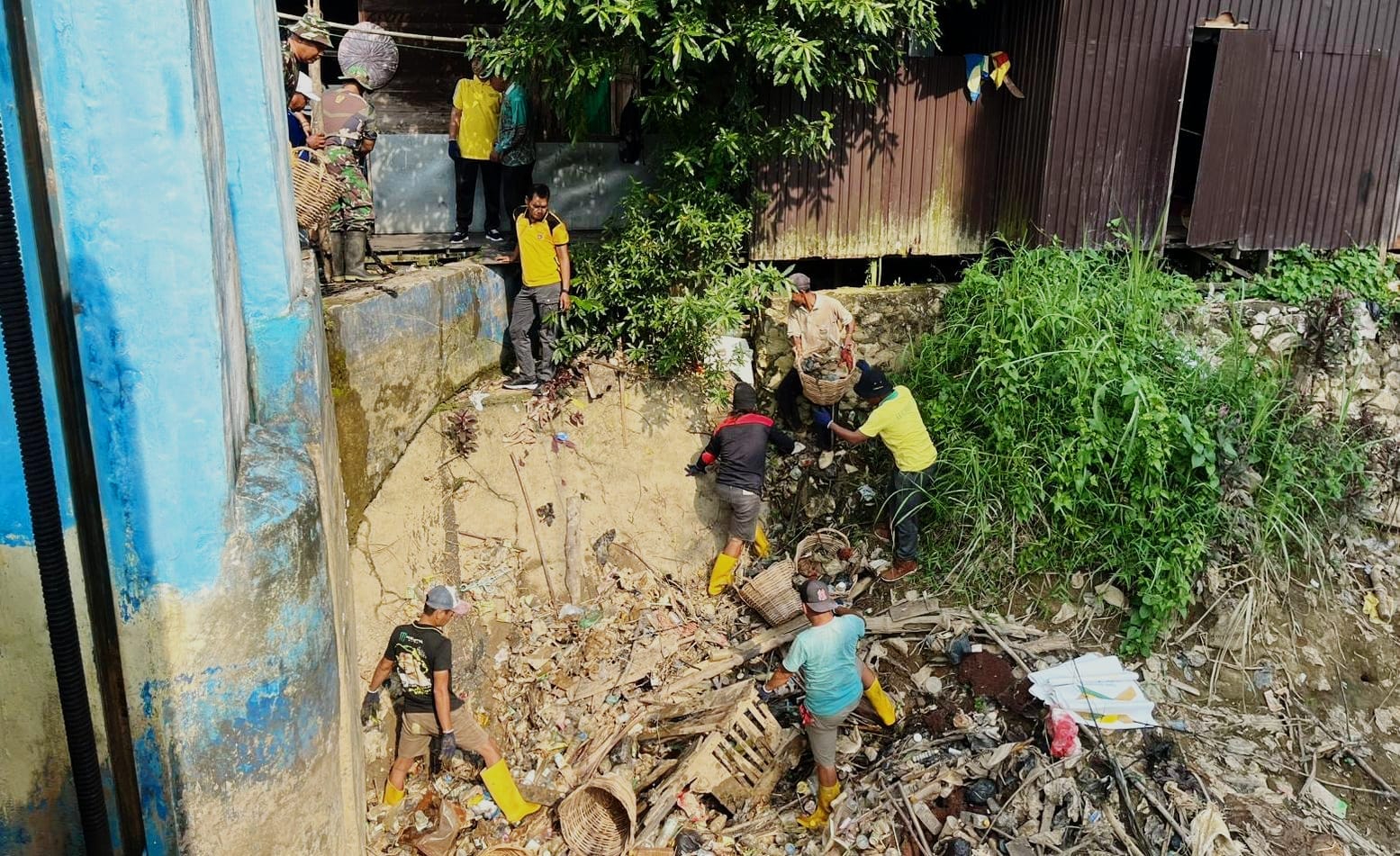 GOTONG ROYONG: Antusiasme Polres HSU bersama Forkompinda, TNI, Pemda, dan warga bersihkan sampah bantaran sungai di wilayah Kecamatan Banjang dan Amuntai Tengah, Jumat (26/9/2025).