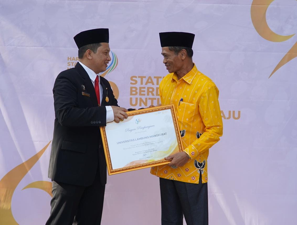 PENGHARGAAN: Rektor ULM, Prof Dr H Ahmad Alim Bachri SE MSi menerima penghargaan dari Kepala BPS Provinsi Kalimantan Selatan pada peringatan Hari Statistik Nasional 2025.