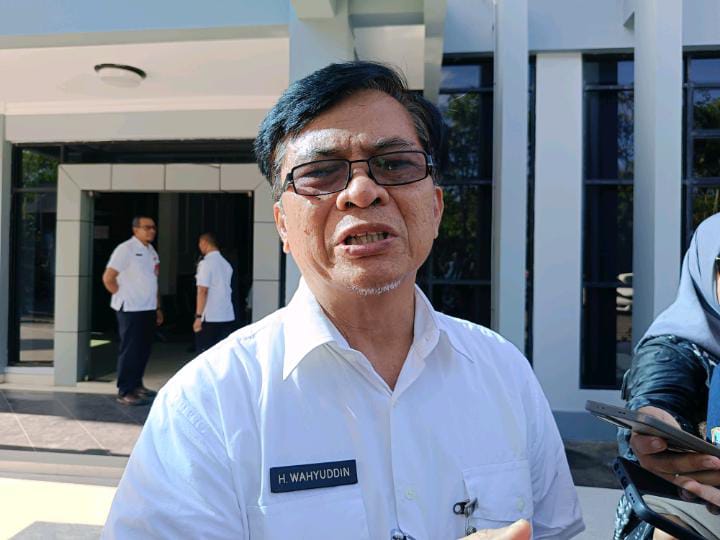 DOOR STOP: Ketua Pansel Wahyudin saat memberikan keterangan.