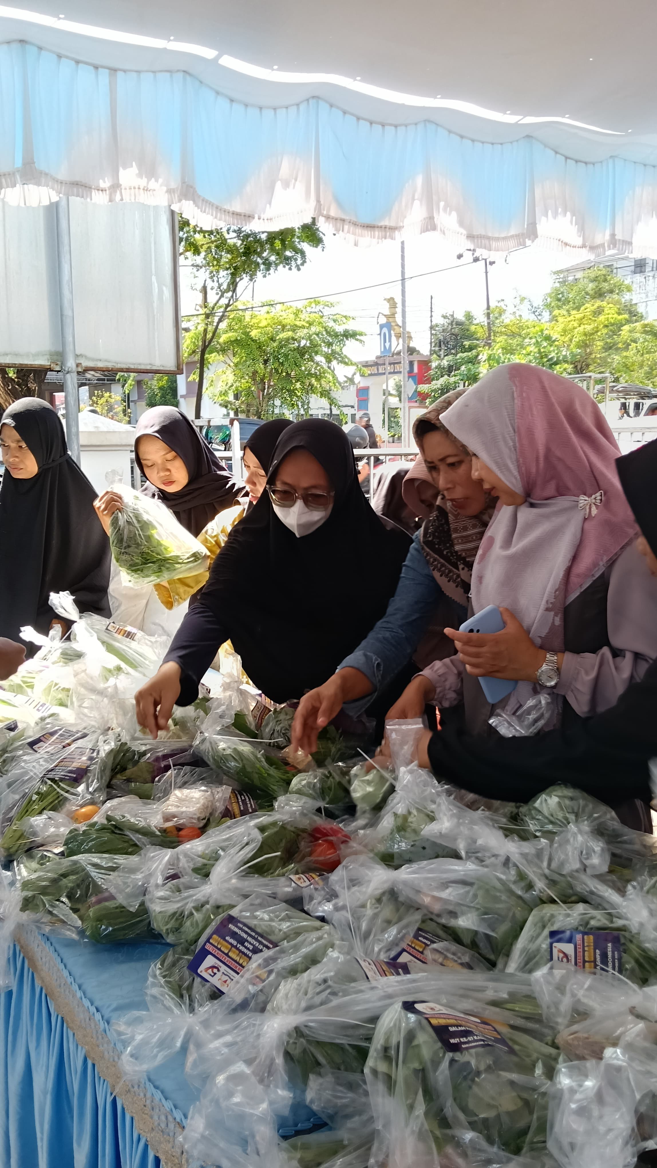 GRATIS:Masyarakat menyerbu sayur gratis yang disiapkan Kadin Kalsel, Sabtu (27/9).