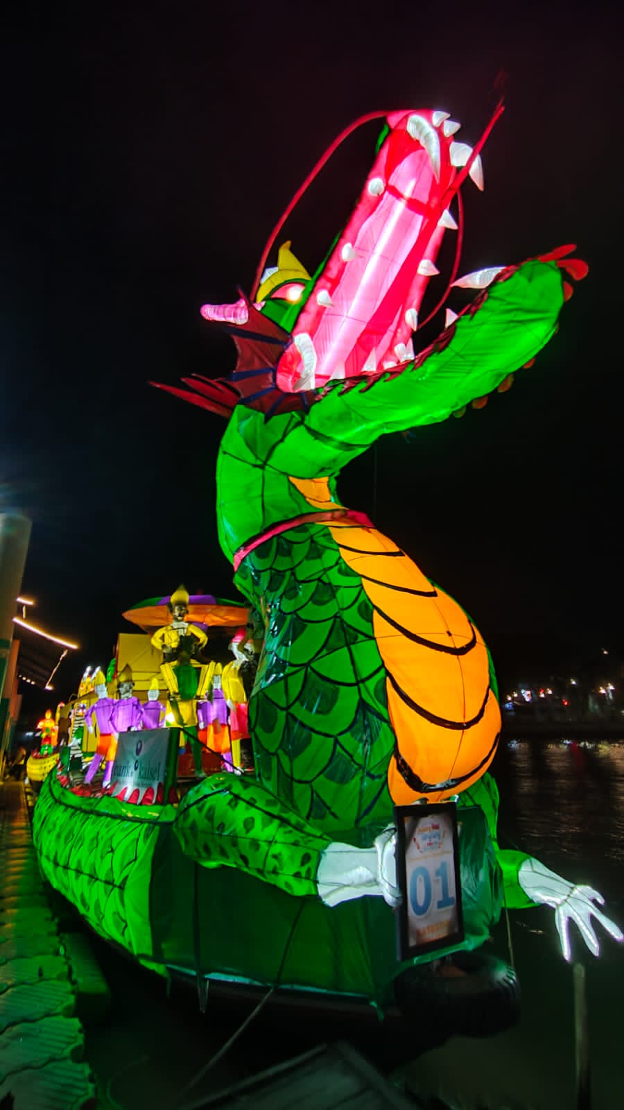 BENTUK NAGA: Jukung hias Bank Kalsel yang meraih juara Festival Jukung Hias Harjad Kota Banjarmasin ke-499.