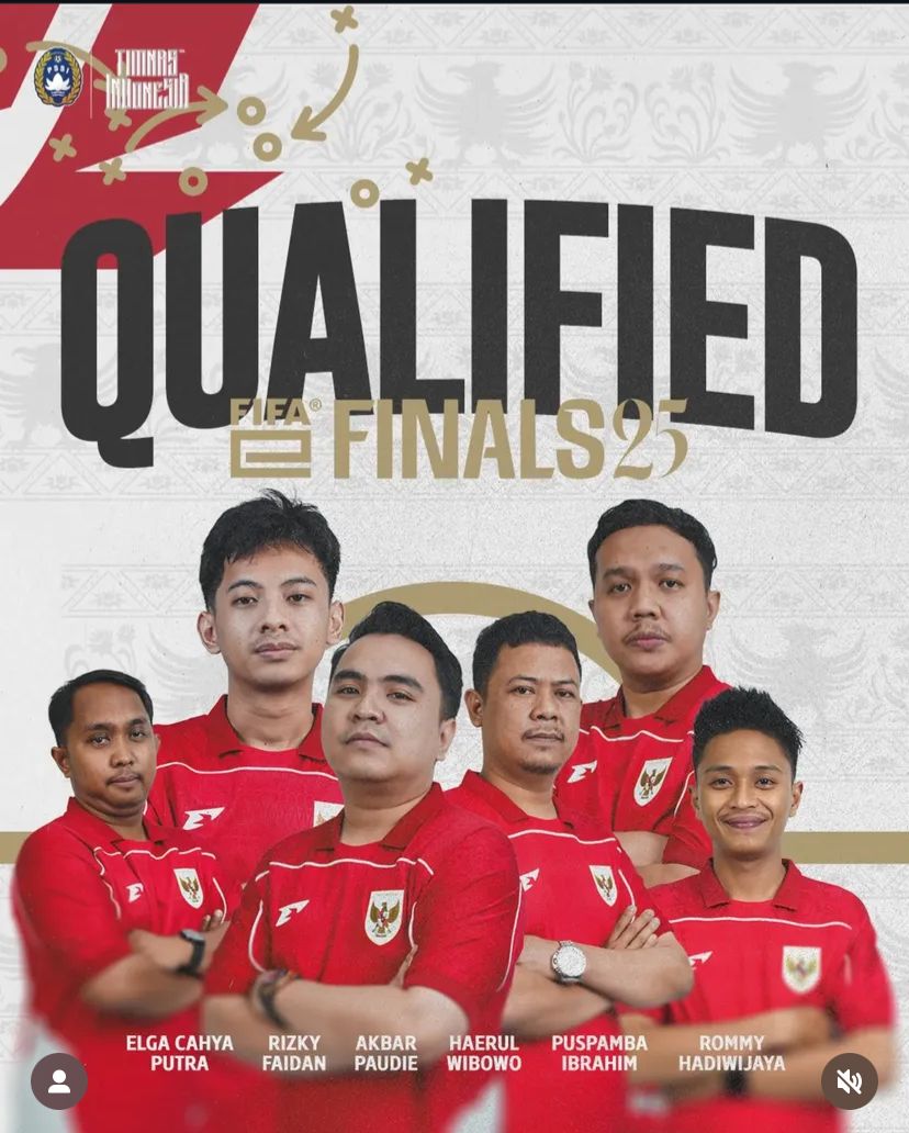 Atlet eFootball asal Kalsel, Romy Hadiwijaya (kanan), bersama skuad timnas Indonesia yang dipastikan lolos ke putaran final FIFAe World Cup 2025 di Riyadh, Arab Saudi (dok. ESI).