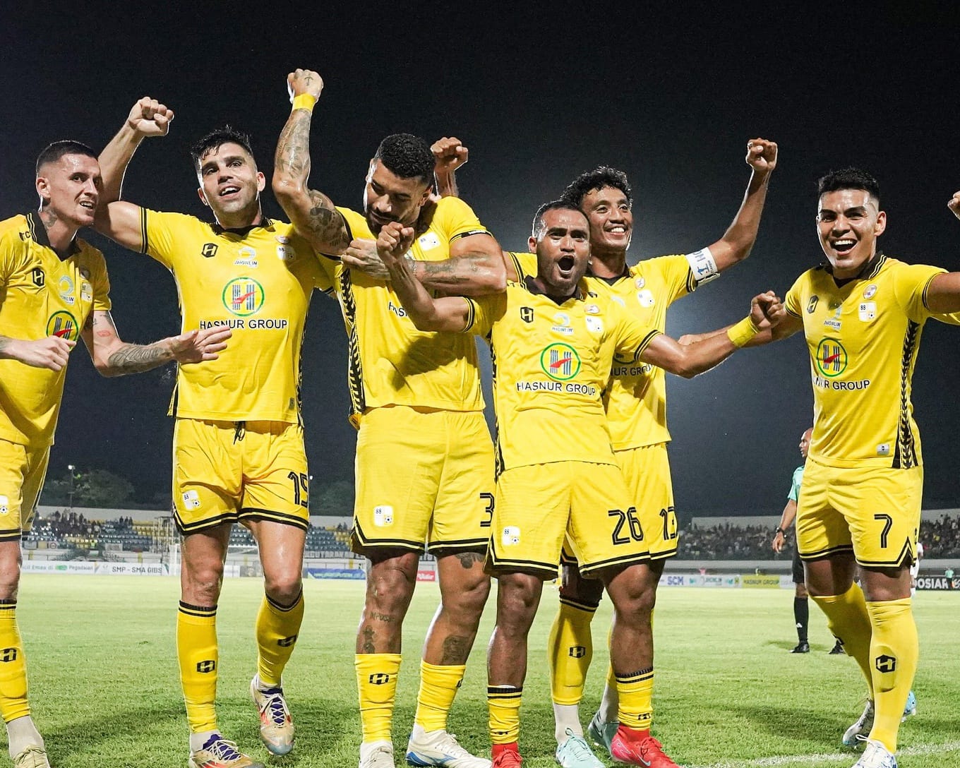 Para pemain PS Barito Putera merayakan kemenangan besar usai melibas Persipal FC dengan skor 5-0 di Stadion Demang Lehman, Sabtu (27/9/2025). (fok Barito)