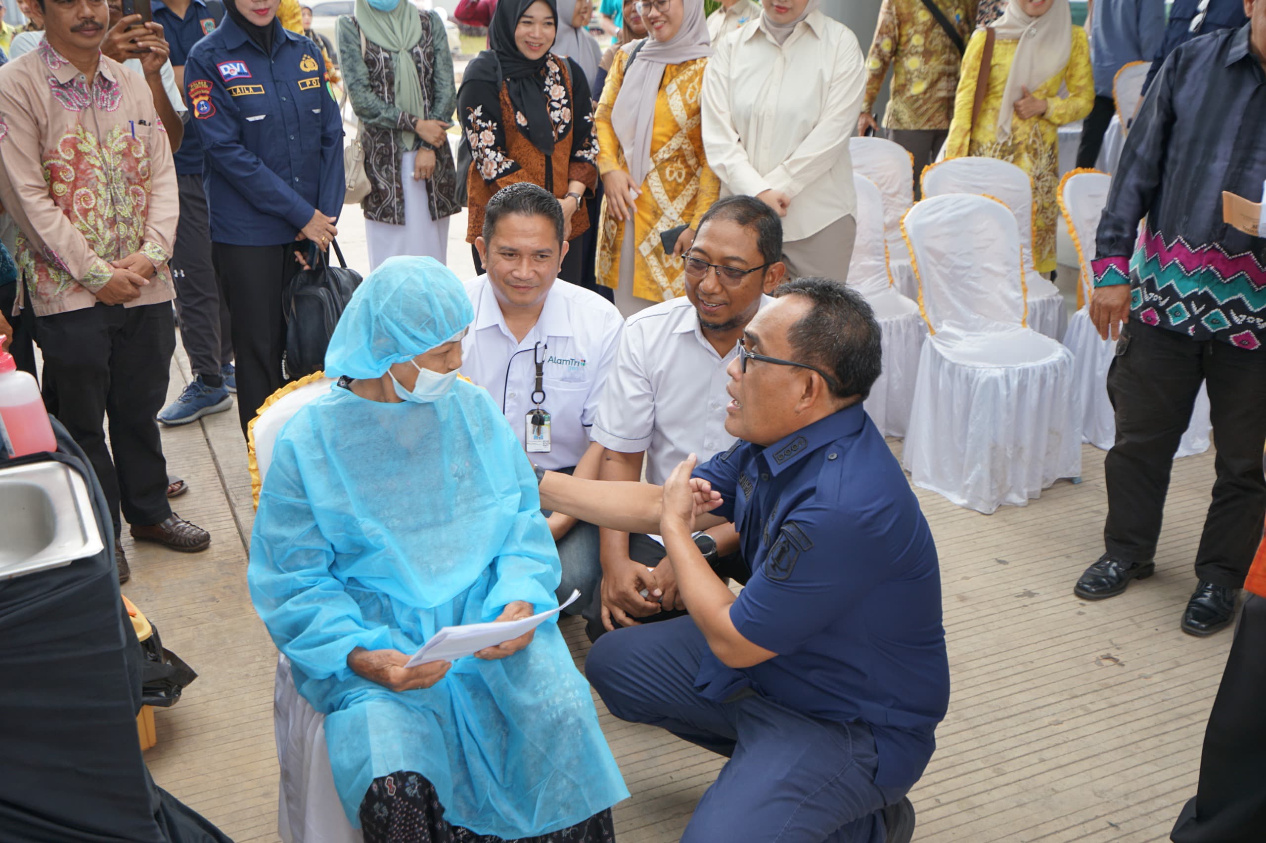 DIAPRESIASI: Bupati HSU, Sahrujani berdiskusi dengan warga peserta operasi katarak gratis.